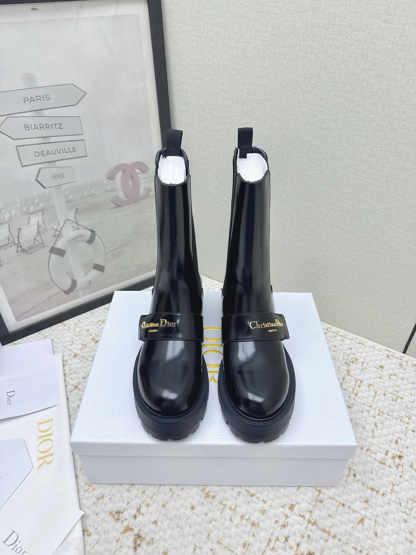 NO:612012,(Higher version) Dior~D-Quest ankle boots letter metal buckle side zipper thick-soled buckle motorcycle style. This D-Quest ankle boot is a new interpretation of the classic motorcycle style, highlighting the classic logo of haute couture style. It is carefully made of black cow leather and decorated with decorative straps embellished with gold-finished metal Cistian Paris logo to enhance the style. The thick notch rubber sole is more casual and elegant. The upper is open-edge beaded cowhide, the lining is sheepskin, and the sole is molded EVA rubber outsole.  Size 35-39 (40.41 customized, non-refundable), boots, dior, boots, cowhide, sheepskin19860909（高版本） 迪奥~D-Quest 及踝靴字母金属扣侧拉链厚底搭扣机车风 这款 D-Quest 及踝靴全新演绎经典机车风格 彰显 的高订风格经典标识 采用黑色牛皮革精心制作装饰性饰带点缀以金色饰面金属 Cistian Paris标志提升格调.厚实的凹口橡胶鞋底更显休闲优雅. 鞋面开边珠牛皮 内里垫脚羊皮 鞋底开模EVA橡胶大底 码数35-39（40.41定做不退换）,靴子,dior,boots,cowhide,sheepskin,Women's Shoes