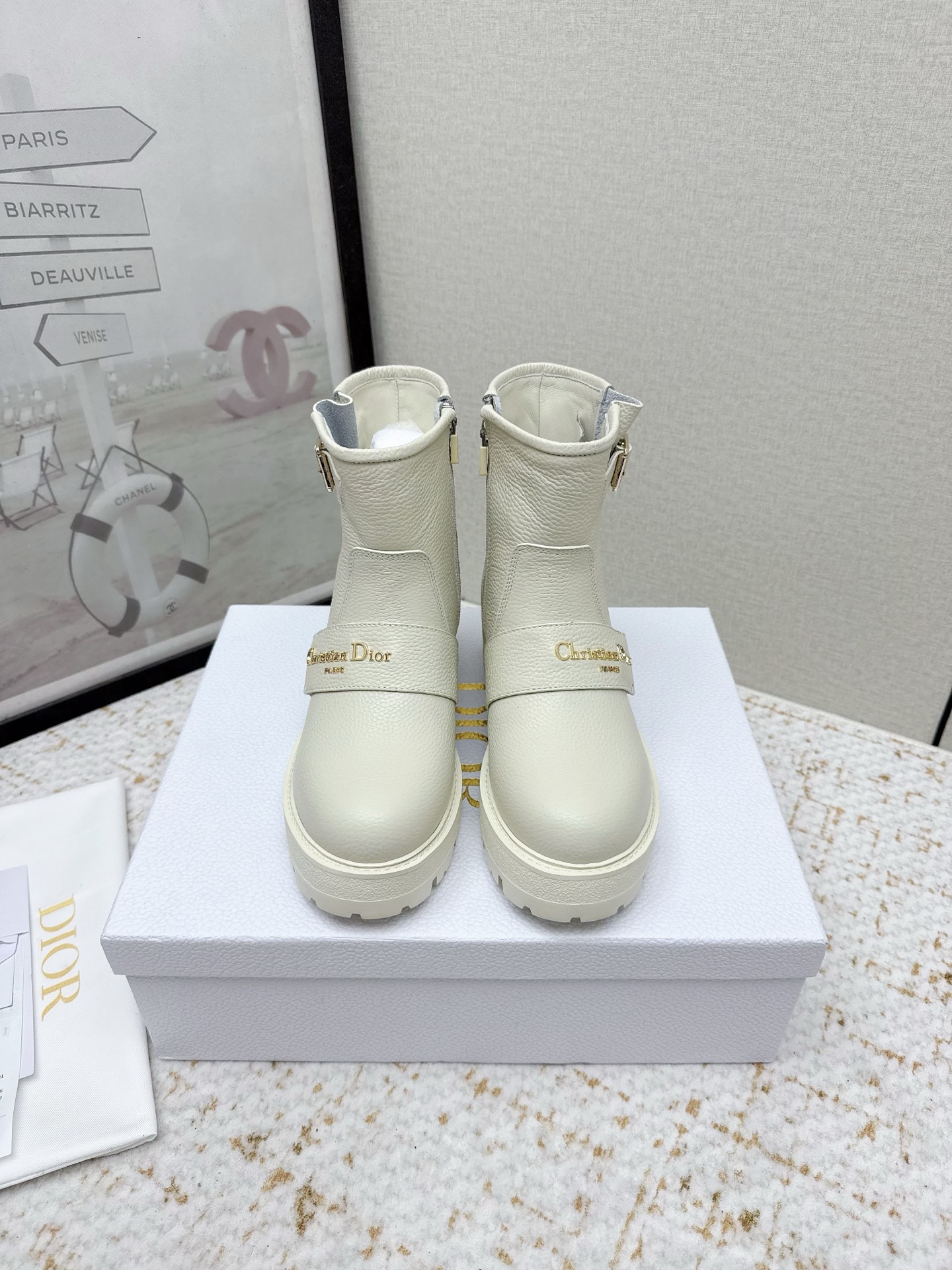 NO:613848,(Higher version) DIO*R Dior vs early autumn classic popular boots series... [Retro round-toe short boots] Original replica, completely different in details, new retro technology electric embroidery weathervane, eye-catching at the time, simple and versatile... Fabric original custom cowhide Original lining custom sheepskin Foot pads original custom sheepskin Outsole Original molded foam molding sole Size number 35-39 (40..41 customization is not returnable) Packaging Original full set of packaging  The color official website is updated simultaneously, boots, dior, dior, boots, cowhide, sheepskin19860909（高版本）  DIO*R迪奥vs早秋经典爆款靴子系列…【复古圆头短靴】 原版复刻,细节完全区别,全新复古科技电绣风向标,时间抢眼,简约百搭不平凡…… 面料原版定制牛皮 内里原版定制羊皮 垫脚原版定制羊皮 大底原版开模发泡成型底 码数35—39（40..41定制不退换） 包装原版全套包装 颜色官网同步更新,靴子,dior,dior,boots,cowhide,sheepskin,Women's Shoes