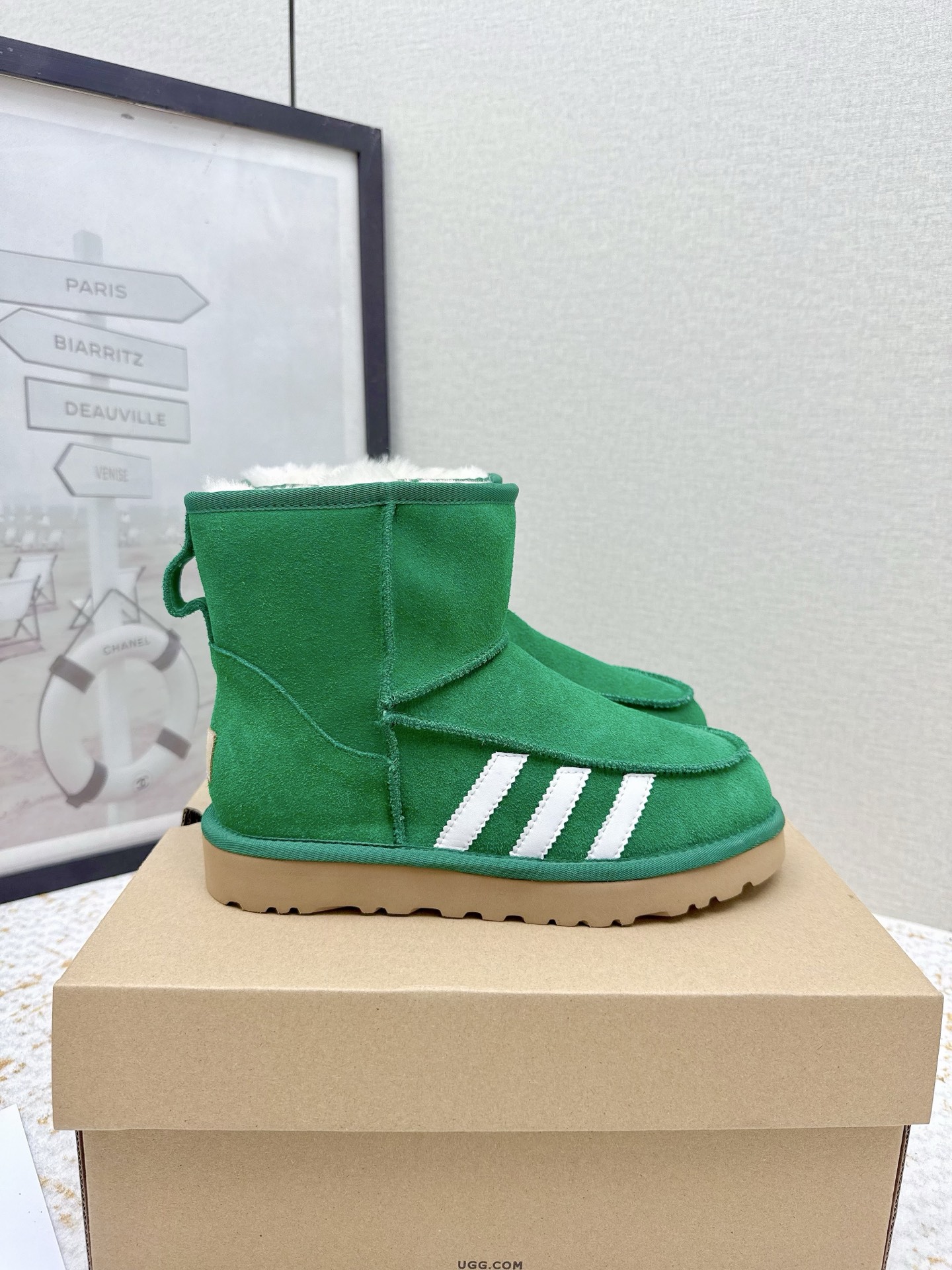 NO:613845,(Higher version) UGG/Nike co-branded ~ limited edition snow boots series... [Co-branded thick-soled snow boots] Limited series, a snow boot that will not clash with clothes, simple co-branded contrasting design, lightweight outsole, custom waterproof cowhide for the upper, custom-made pure wool for the lining, a must-have for autumn and winter, can be worn with any pants or skirt, very comfortable and good-looking... Fabric: Original custom cowhide Lining: Original custom wool Foot: Original custom wool  Outsole: original open mold wear-resistant molded sole Code number: 35-39 (40 customized) Packaging: original full set of packaging Color: official website synchronized 7 colors, snow boots, boots, skirts19860909（高版本） UGG/Nike耐克联名~限量版雪地靴系列……【联名厚底雪地靴】 限量款系列,一款不会撞衫的雪地靴、简约的联名撞色设计轻便的大底、鞋面采用定制防水牛猄、内里定制纯羊毛,秋冬季必备款、无论什么裤子裙子都能驾驭、上脚非常舒适好看…… 面料:原版定制牛猄 内里:原版定制羊毛 垫脚:原版定制羊毛 大底:原版开模耐磨成型底 码数:35-39（40定制） 包装:原版全套包装 颜色:官网同步7色出,雪地靴,boots,skirts,Women's Shoes