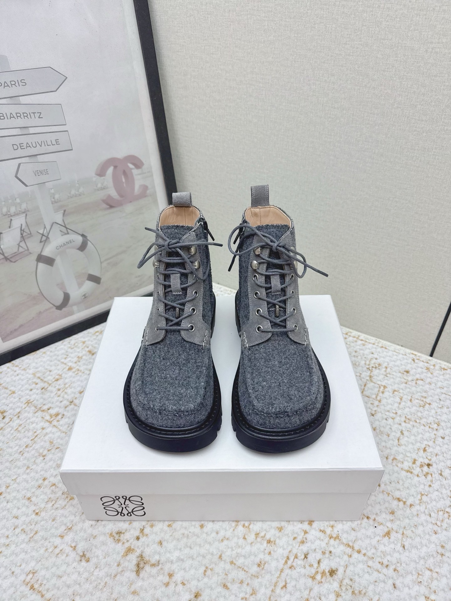 NO:648660,(Higher version) L*OEWE 25 vs the latest autumn casual boots series... Yang Mi's same style of simple loafers, large-toe casual shoes and round-toe shoes. There are no complicated decorations, they are pure and minimalist, comfortable and have a retro literary and artistic temperament. They are worth buying. No matter how fashion changes, loafers have always been one of our must-have styles. The simple and thoughtful shoe design is very suitable for daily wear with a bit of British style!  Fabric original custom cowhide, lining original custom sheepskin, foot pads original custom sheepskin, outsole original molded TPU combination bottom, size 35-39 (40.41. customized), boots loafers, loafers, boots, cowhide, sheepskin19860909（高版本） L*OEWE罗*意威25vs秋季最新休闲靴系列…… 杨幂同款简约乐福鞋大头休闲鞋圆头单鞋 没有任何繁杂装饰,纯粹极简,舒服又不失复古文艺气质,值得入手 无论时尚怎么变,乐福鞋一直是咱们的必入款之一 简约而又有心机的鞋款设计,非常适合日常穿搭有点英伦风的调性！ 面料原版定制牛皮 内里原版定制羊皮 垫脚原版定制羊皮 大底原版开模TPU组合底 码数35-39（40.41.定制）,靴子乐福鞋,loafers,boots,cowhide,sheepskin,Women's Shoes