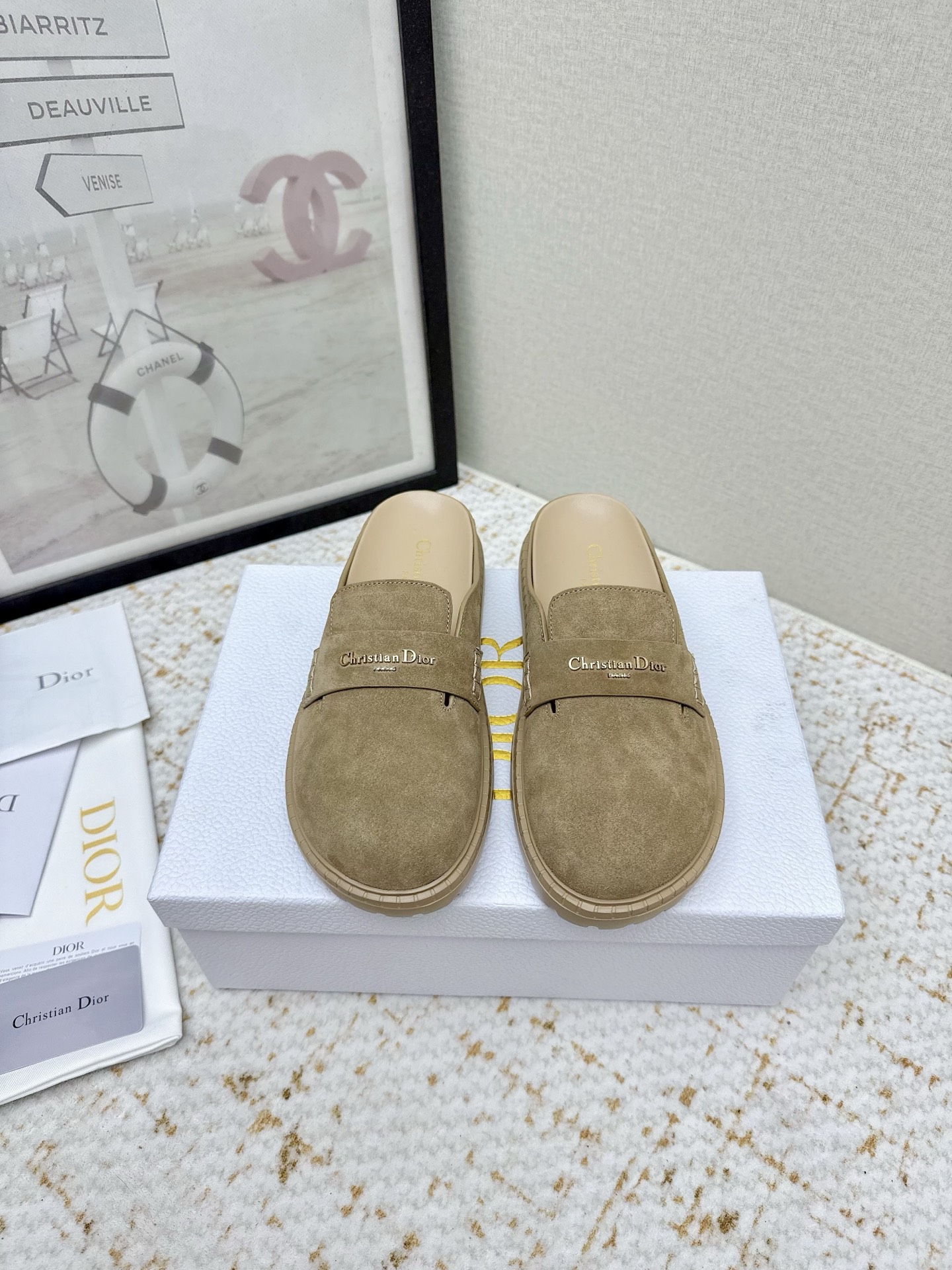 NO:648654,(High version) 2026 early spring new products, top version, featuring the new Boy letter buckle Birkenstock shoes, new hard goods, BS purchasing level, full of high-end sense, a model popular among domestic and foreign bloggers, retro and fashionable, super beautiful on the feet, official website recommended model, full set of packaging, original custom-made cowhide upper, lining: imported sheepskin lining, original custom molded outsole  Size35-39 (40.41 customized, non-refundable), half drag, sheepskin19860909（高版本） 2026早春新品 顶级版本 主打新款 Boy 字母扣勃肯鞋 硬货上新 BS代购级别 高级感十足 国内外博主刷爆的一款 复古又时髦 上脚美炸了 官网主推款 全套包装 鞋面原版定制牛猄 内里: 进口羊皮里 大底原版定制开模大底 Size35-39（40.41定制不退换）,半拖,sheepskin,Women's Shoes