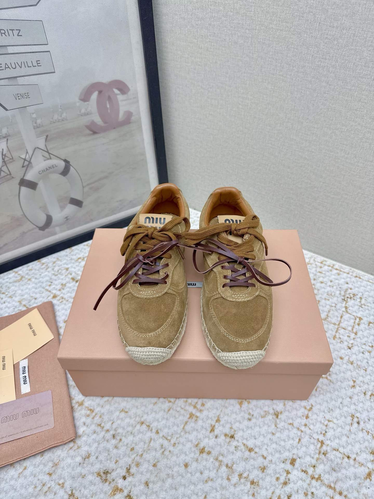 NO:648650,(Higher version) MiuMiu 26/ Early spring catwalk new fisherman shoes, casual moral training shoes Miu Miu 26 spring and summer catwalk style moral training shoes, brown suede material, delicate and retro texture. Simple upper, classic moral training shoe outline, hemp rope braided sole with super handmade feel, light and comfortable, no pressure for daily wear. The lace design is more stable, versatile and fashionable, casual or retro style can be easily controlled!  Fabric suede cowhide, lining sheepskin, outsole original molded straw rubber sole Size#35-40 (customized for 40), casual shoes/sports shoes, miumiu, sneakers, espadrilles, espadrilles, cowhide, sheepskin, chamois leather19860909（高版本）  MiuMiu 缪缪 26/ 早春 走秀新款渔夫鞋 休闲 德训鞋 Miu Miu 26春夏走秀款德训鞋,棕色麂皮绒材质,质感细腻复古.鞋面简约,经典德训鞋轮廓,麻绳编织鞋底超有手工感,轻便舒适,日常穿搭无压力t.系带设计更稳固,百搭又时髦,休闲或复古风都能轻松驾驭！ 面料反绒牛皮 内里羊皮 大底原版开模草编橡胶底 Size#35-40（40订做）,休闲鞋/运动鞋,miumiu,sneakers,espadrilles,espadrilles,cowhide,sheepskin,chamois leather,Women's Shoes