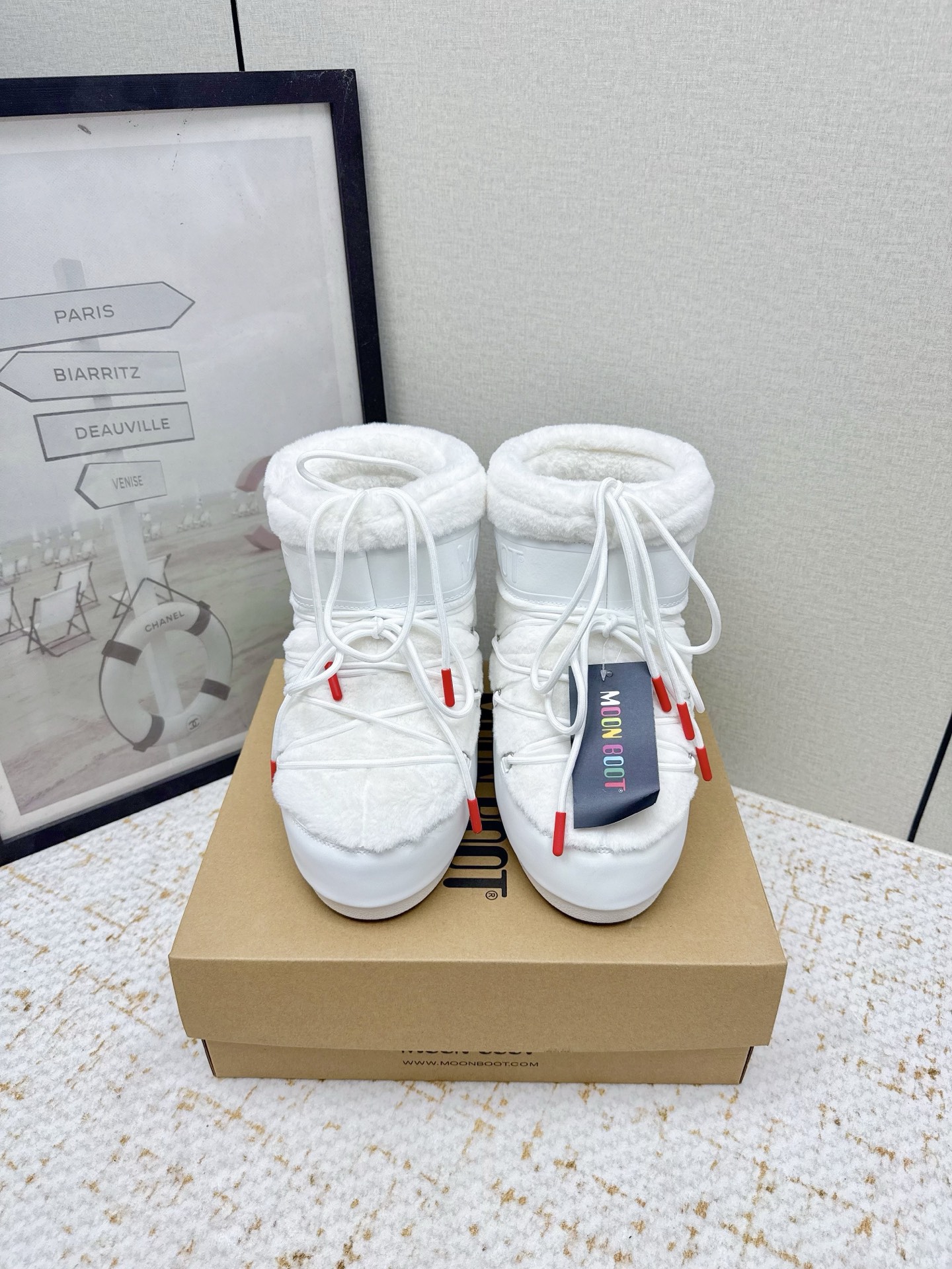 NO:680043,(Higher version) Moon Boot 2025 vs autumn and winter popular snow boots series... [Ugly Moon Snow Boots] Forget UGG, fashionable people are wearing Moon Boot snow boots. If you find it difficult to accept the revival of UGG, then there is now a more alternative snow boot that is back, with an inner height of 4 cm. That is the Moon Boot. It was already very popular in the millennium. Back then, Paris Hilton and Victoria Beckham  Celebrities often wear it, and now the Y2K trend is popular again. The same style is worn by young people in QQ shows, and the ugly snow boots that are shown by thousands of people have become popular again, regardless of men and women. They look slim and warm and easy to wear... Fabric: Original customized / cowhide / woven wool / high mercerized waterproof cloth Lining: original silk cotton liner Foot: original silk cotton liner Outsole: original molded two-color anti-slip outsole  Bottom thickness: 4cm (including inner height increase) Number of yards: 35-40 (customized at 41.42.43) Packaging: original full set of packaging Color: official website updated simultaneously, snow boots, boots, cowhide19860909（高版本）  Moon Boot2025vs秋冬季爆款雪地靴系列……【丑萌月亮雪地靴】 忘了UGG吧,时髦人都在穿Moon Boot雪地靴 如果你难以接受UGG的复兴 那现在有一款更另类的雪地靴又杀回来了,内增高4 cm 那就是Moon Boot月亮靴 在千禧年就已经非常火了 当年paris hilton、victoria beckham  等名人经常穿它,如今Y2K风潮再次流行,痞幼同款QQ秀穿搭,万人大秀的丑萌雪地靴重新翻红,不分男女不分左右,看着巨无霸巨显瘦还暖和好穿…… 面料: 原版定制/牛皮/织毛/高丝光防水布 内里: 原版丝绵内胆 垫脚: 原版丝绵内胆 大底: 原版开模双色防滑大底 底厚:4cm（含内增高） 码数:35-40（41.42.43定制） 包装:原版全套包装 颜色:官网同步更新,雪地靴,boots,cowhide,Women's Shoes