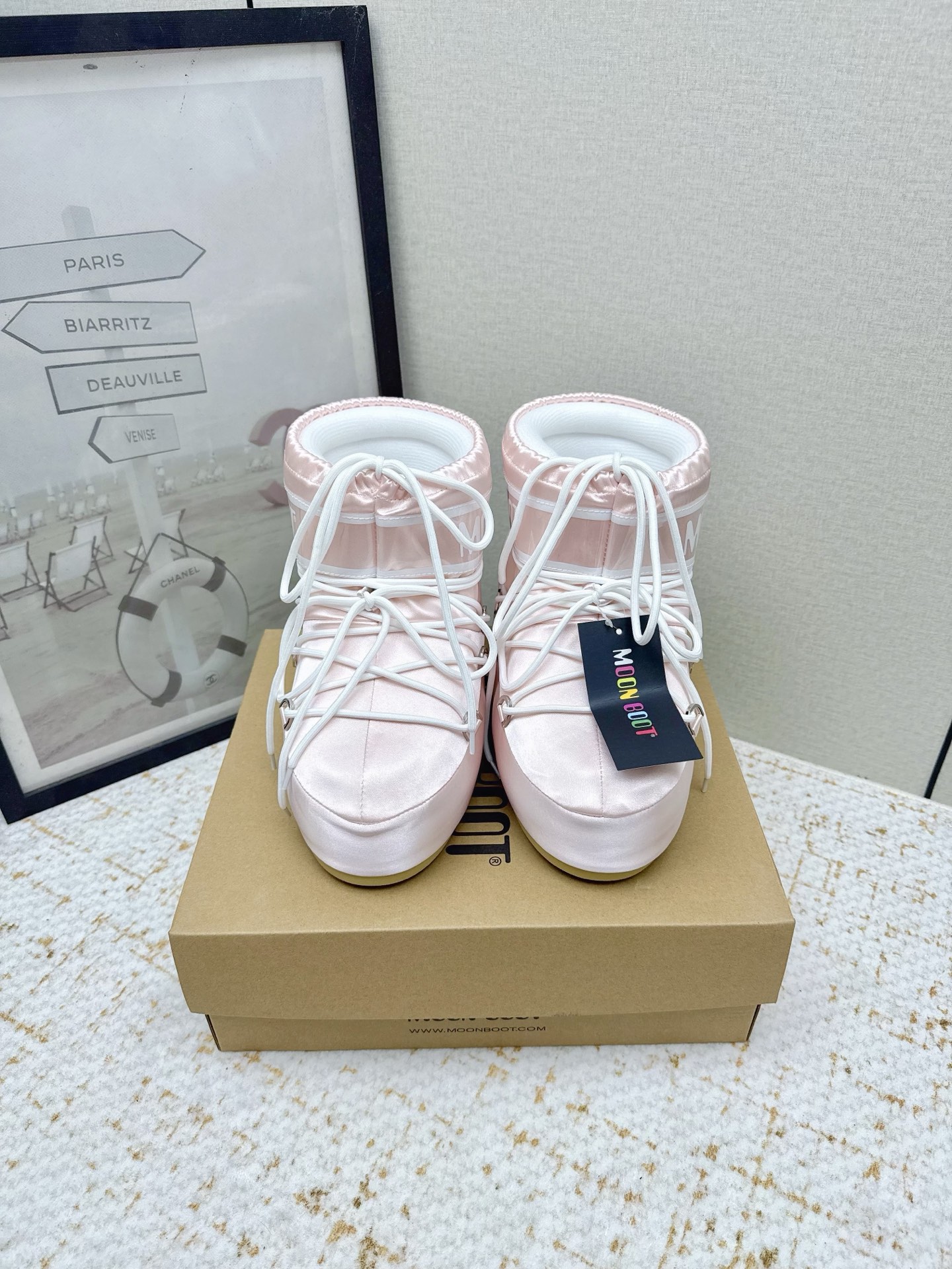 NO:680048,(Higher version) Moon Boot 2025 vs autumn and winter popular snow boots series... [Ugly Moon Snow Boots] Forget UGG, fashionable people are wearing Moon Boot snow boots. If you find it difficult to accept the revival of UGG, then there is now a more alternative snow boot that is back, with an inner height of 4 cm. That is the Moon Boot. It was already very popular in the millennium. Back then, Paris Hilton and Victoria Beckham  Celebrities often wear it, and now the Y2K trend is popular again. The same style is worn by young people in QQ shows, and the ugly snow boots that are shown by thousands of people have become popular again, regardless of men and women. They look slim and warm and easy to wear... Fabric: Original customized/cowhide/high mercerized waterproof cloth Lining: Original silk cotton liner Foot: Original silk cotton liner Outsole: Original molded two-color non-slip outsole  Bottom thickness: 4cm (including inner height increase) Number of yards: 35-40 (customized at 41.42.43) Packaging: original full set of packaging Color: official website updated simultaneously, snow boots, boots, cowhide19860909（高版本） Moon Boot2025vs秋冬季爆款雪地靴系列……【丑萌月亮雪地靴】 忘了UGG吧,时髦人都在穿Moon Boot雪地靴 如果你难以接受UGG的复兴 那现在有一款更另类的雪地靴又杀回来了,内增高4 cm 那就是Moon Boot月亮靴 在千禧年就已经非常火了 当年paris hilton、victoria beckham  等名人经常穿它,如今Y2K风潮再次流行,痞幼同款QQ秀穿搭,万人大秀的丑萌雪地靴重新翻红,不分男女不分左右,看着巨无霸巨显瘦还暖和好穿…… 面料: 原版定制/牛皮/高丝光防水布 内里: 原版丝绵内胆 垫脚: 原版丝绵内胆 大底: 原版开模双色防滑大底 底厚:4cm（含内增高） 码数:35-40（41.42.43定制） 包装:原版全套包装 颜色:官网同步更新,雪地靴,boots,cowhide,Women's Shoes