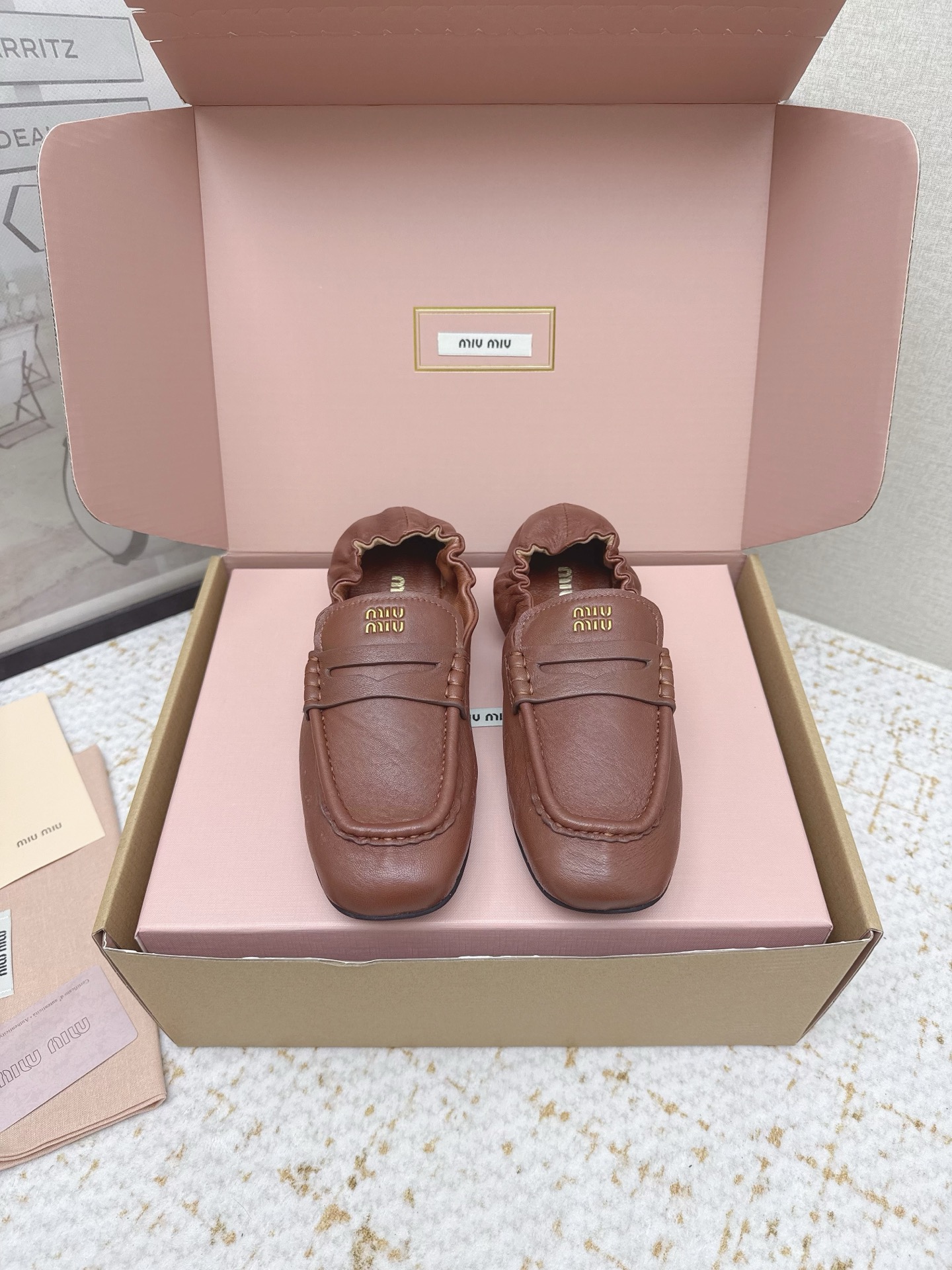 NO:680036,(Higher version) Miu Miu’s new Nappa sheepskin pleated loafers are now available!  Recreating classic loafers with a more retro look, Miu Miu's new sheepskin heel smocked loafers are made of Nappa leather to show their elegant retro temperament. The smocked heel design is easy to put on and take off while giving it a relaxed and casual feel of old money. The upper is decorated with a gold embossed logo, and exquisite details embellish the overall design, which is low-key and unique.  Size, 35-40 [34, 41, 42 customized, non-refundable], loafers, miumiu, loafers, sheepskin19860909（高版本）  Miu Miu全新Nappa羊皮抽褶乐福鞋上架！ 以更复古的造型重新打造经典乐福鞋,Miu Miu新款羊皮后跟抽褶乐福鞋采用Nappa皮革制成彰显优雅复古气质.后跟抽褶的设计方便穿脱的同时更是带有老钱的松弛随性感. 鞋面饰有金色压花徽标,精致细节点缀整体设计,低调又别具风格 码数,35-40【34,41,42定制不退换】,乐福鞋,miumiu,loafers,sheepskin,Women's Shoes