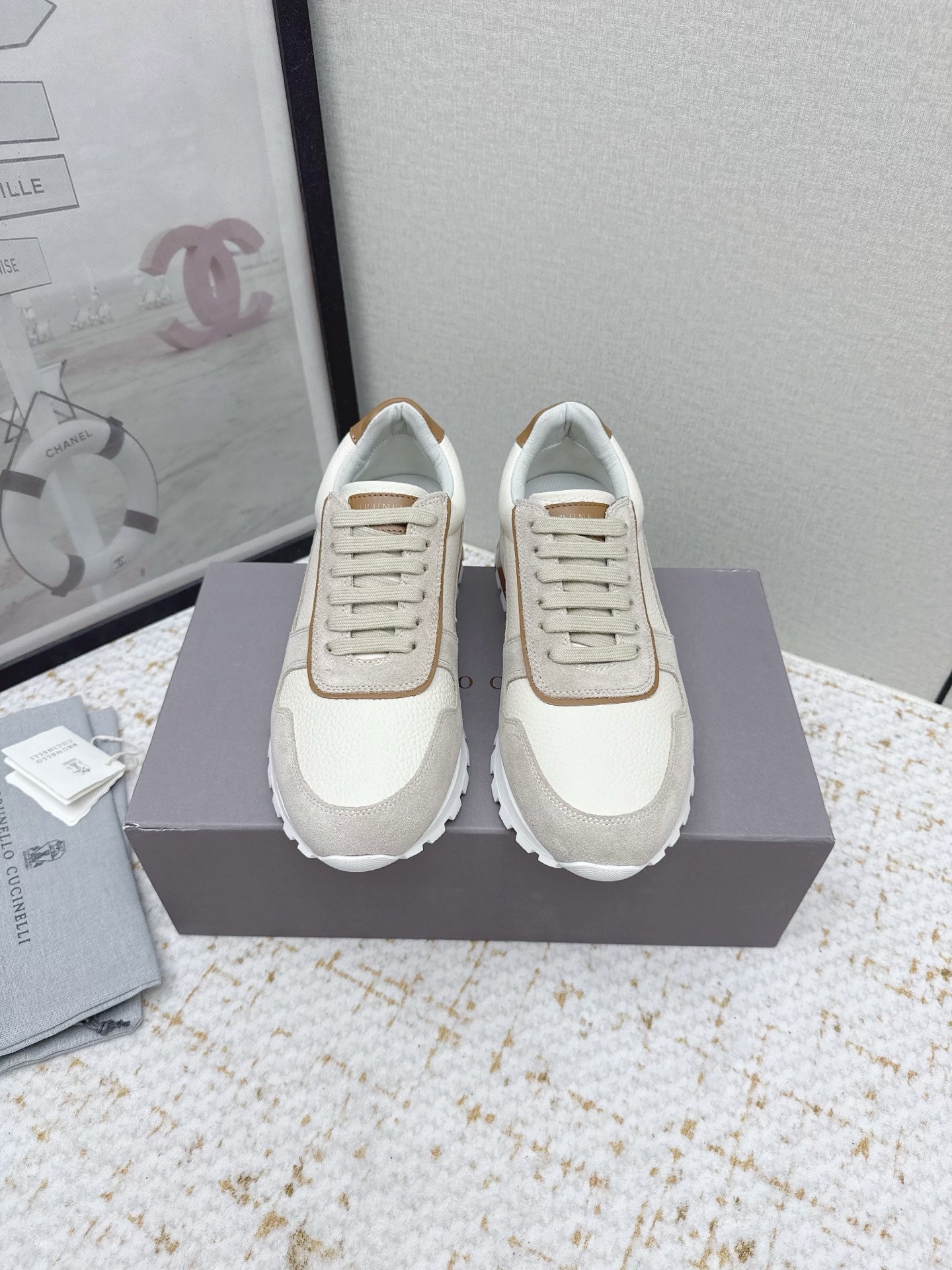 NO:680027,(Higher version) Brunello Cucinelli Brunello Cucinelli BC 25/latest color-blocked first-layer cowhide, shock-absorbing, non-slip, wear-resistant and breathable, low-top lace-up sneakers, original purchase and development, manufacturing Brunello Cucinelli's precious cowhide, punched cowhide  The material renders the design of the new shimmering cotton knitted sneakers, reinterpreting the classic sports style with exquisiteness. The delicate knitted texture woven by jacquard technology creates a very charming gradient color on the front end of the shoe, which is even more exciting with the lamé line. The soft suede inlay creates an elegant contrast on the shoe body. The beads embroidered on the shoelace buttonholes finally add a touch of elegance and femininity to the shoes with a faint light. The delivery counter is exquisitely packaged. The original fabric is customized and imported cowhide.  Original custom-made punched cow lining for feet. Original open-molded non-slip rubber material for soles. Size: #Male 39-46 (45.46 custom-made and non-refundable), casual shoes/sports shoes, brunello cucinelli, sneakers, cowhide, chamois leather19860909（高版本） Brunello Cucinelli布鲁内诺库奇内利 BC 25/最新 拼色头层牛皮 减震防滑耐磨透气 低帮 系带运动鞋 原版购入开发 做货 Brunello Cucinelli的珍贵牛皮 冲孔牛里 材料渲染了新款闪烁棉针织运动鞋的设计,以精致重新诠释经典的运动风格.提花工艺织造的细腻针织纹理在鞋面前端营造出十分迷人的的渐层色彩,在拉梅线的衬托下愈发精彩.柔软麂皮嵌饰在鞋身上打造雅致对比.而鞋带扣眼刺绣的镶珠,最后以淡淡的光芒为鞋子添增一抹优雅女人味,配送专柜精美包装 面料原版定制进口牛皮 垫脚原版定制冲孔牛里 鞋底原版开模防滑橡胶材质 Size:#男39-46（45.46定做不退换）,休闲鞋/运动鞋,brunello cucinelli,sneakers,cowhide,chamois leather,Women's Shoes