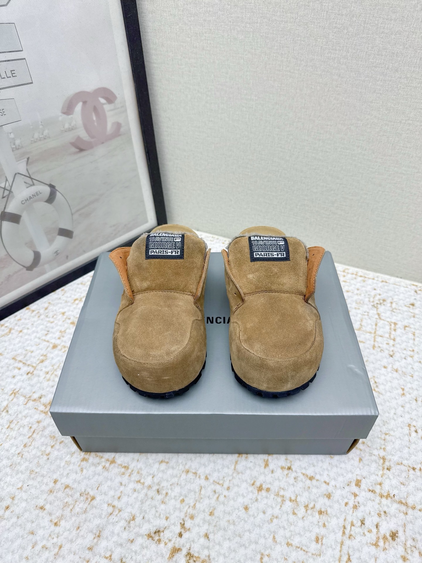 NO:680014,(Higher version) Balenciaga Balenciaga Spring 26 Mule Boken Half Slippers Dumbo Mule opens up the retro lazy style. The 2026 spring series non-catwalk 'Dumbo Mule' Mule shoes are officially unveiled, seizing the trend with its unique design!  The gender-neutral series covers mules and short boots, made of distressed suede, with white, black, and beige colors available in multiple styles. The round toe box and oversized tongue bring a sense of retro relaxation, the embroidered label on the tongue hides brand genes, and the cork insole is superimposed with a comfortable buff. It is full of fashion and practicality. 35-40 sizes, half drag, balenciaga, balenciaga, boots, slippers19860909（高版本） Balenciaga 巴黎世家 26春 穆勒博肯半拖鞋 Dumbo Mule开启复古慵懒风 2026春季系列非走秀款「Dumbo Mule」穆勒鞋正式亮相,凭独特设计抢占潮流视野! 波无性别系列涵盖穆勒鞋与短靴,用做旧绒面革打造,白,黑,米色适配多格.圆形鞋头+超大鞋舌自带复古松弛感,鞋舌刺绣标签暗藏品牌基因,软木鞋垫叠加舒适buff,时髦与实穿性拉满.35-40码,半拖,balenciaga,balenciaga,boots,slippers,Women's Shoes