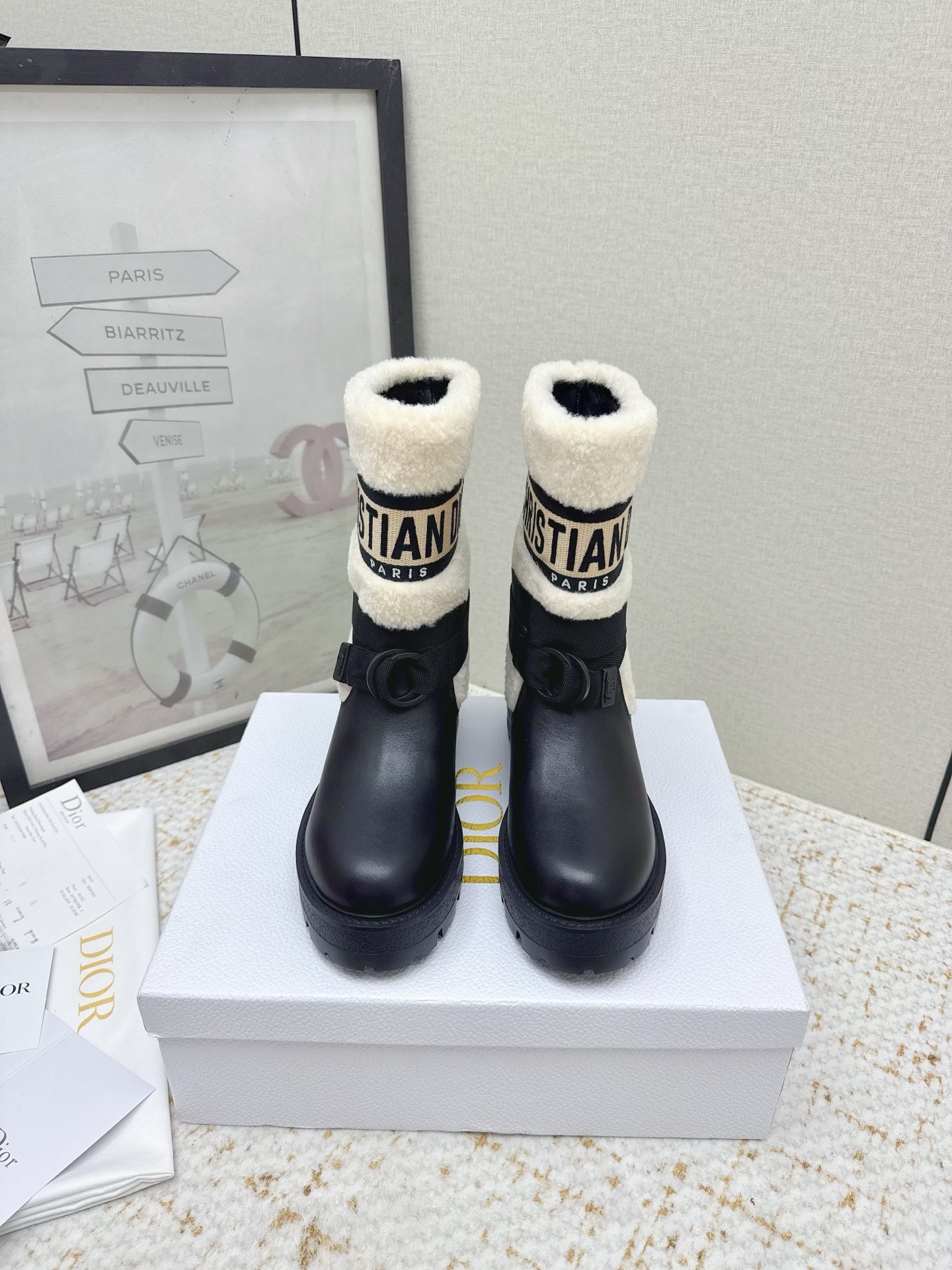 NO:680012,(Higher version) Dior Dior's latest D-Major series warm short boots. Original purchase, development and production. This D-Major boot is eye-catching and shows personality. The black cow leather upper is matched with the same-tone technical knitted fabric socks, decorated with a white Christian Dior logo strip pattern inspired by the Book Tote handbag. The adjustable strap highlights the ankle line, and the thick and light notch sole is more refined. The delivery counter is exquisitely packaged. The fabric is original custom-made imported cowhide.  The inner lining is imported warm wool, the sole is original open-molded non-slip outsole, the sole thickness is 4.5CM19860909（高版本）  Dior迪奥 最新D-Major系列 保暖 短靴 原版购入开发 做货 这款 D-Major 靴子醒目吸睛,彰显个性.黑色牛皮革鞋面搭配同色调科技针织面料袜筒,饰以灵感源自 Book Tote 手袋的白色Christian Dior 标志条形图案.可调节饰带突显脚踝线条,厚实而轻盈的凹口鞋底更显精致 配送专柜精美包装 面料原版定制进口牛皮 内里进口保暖羊毛里 鞋底原版开模防滑大底 底厚4.5CM Size:女款35-41（40.41定做不退换）,靴子,dior,dior,boots,cowhide,Women's Shoes