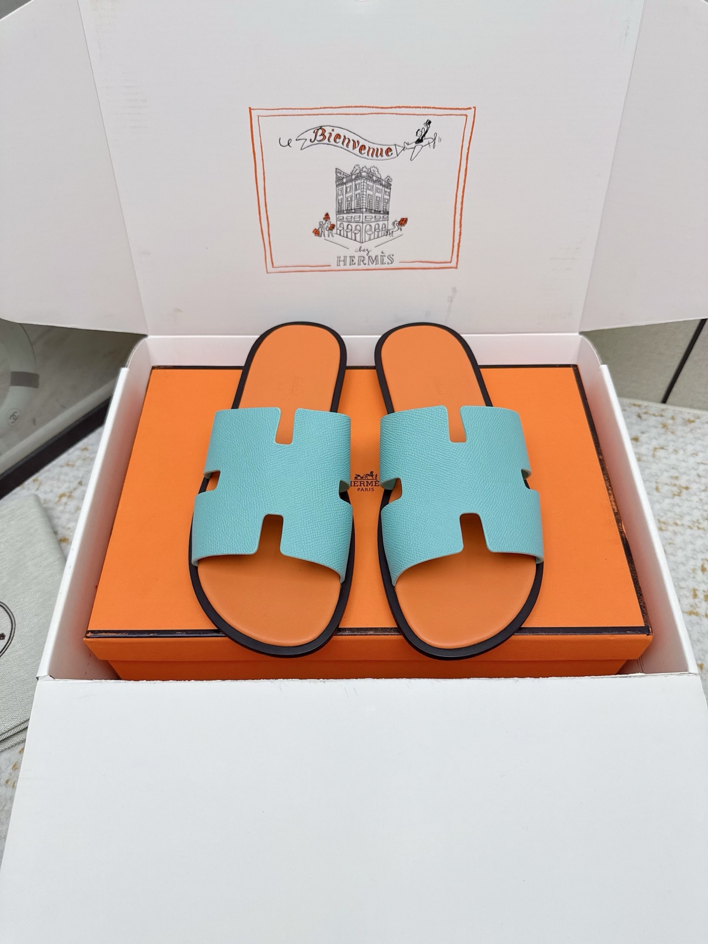 NO:680004,(Top version) H family's 2025s new men's slippers Hermes. Those who like my uncle's slippers must not miss this straw slipper. It is easy to wear, versatile and classic. The fabric is imported cowhide with water-dyed cow lining. The outsole is imported original hemp rope midsole + with Italian genuine leather outsole. The packaging is equipped with original high-end packaging.  Size 39 to 44 (45 is custom-made and cannot be returned or exchanged), slippers, hermes, hermes, slippers, espadrilles, cowhide, Leather soles19860909（顶级版本）  H家2025s新款男凉拖爱马仕Hermes 喜欢二舅姥爷拖鞋的一定不能错过这款草编拖鞋,好穿百搭又经典 面料进口牛皮配搭水染牛里十 大底进口原版麻绳中底+配意大利真皮大底 包装配原版高档包装. 码数39一44（45订做不退换）,拖鞋,hermes,hermes,slippers,espadrilles,cowhide,Leather soles,Women's Shoes