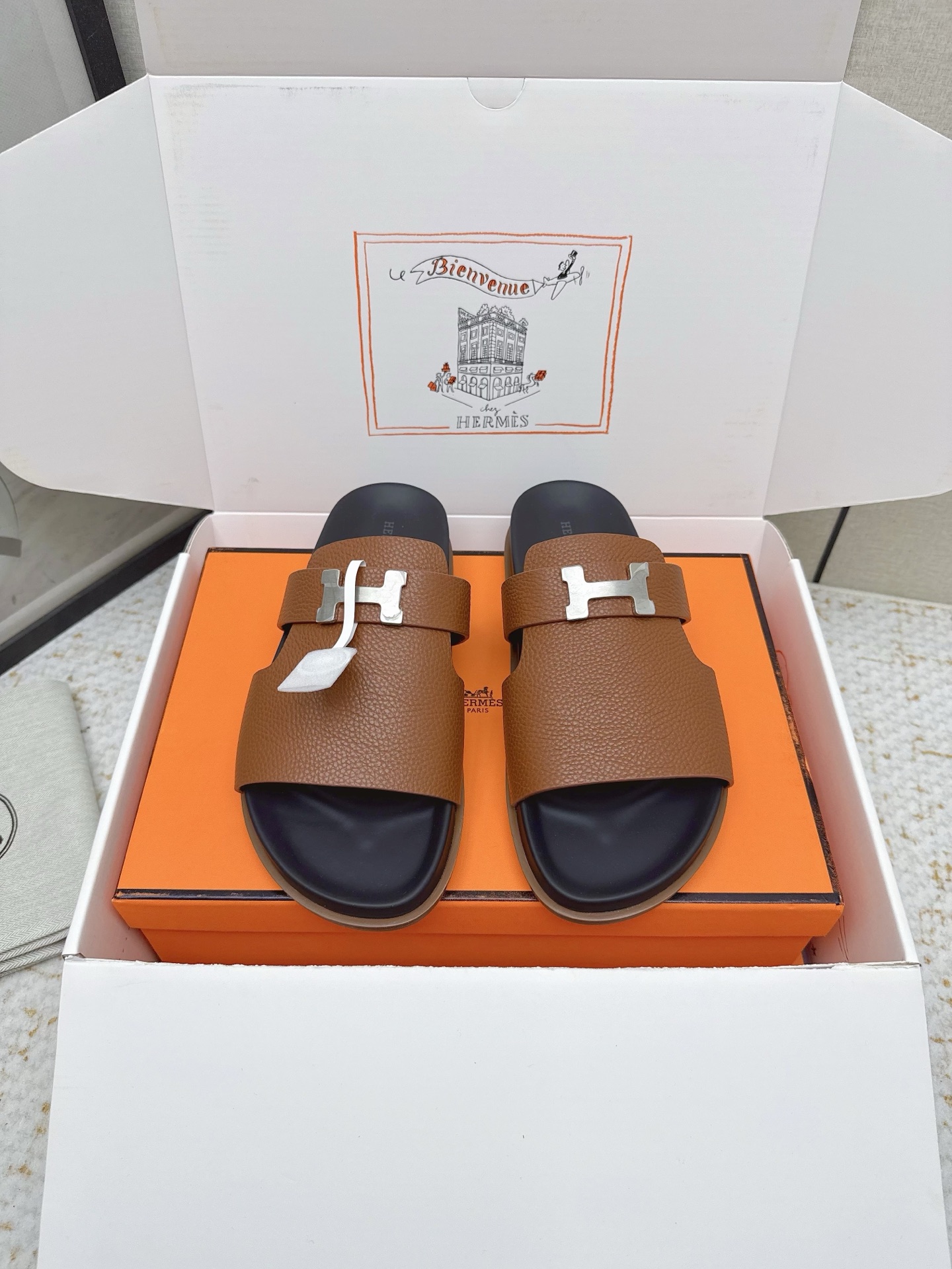 NO:680006,Men's model (top version) H family 2025 autumn and winter new style HERME*S couple's shoes that are very popular recently - sandals, paired with various colored socks, very trendy. Imported calfskin upper, imported water-dyed cow lining inside, outsole Tpu non-slip wear-resistant outsole, size men's 40-45 (men's 45 is custom-made, non-returnable and non-exchangeable), slippers, hermes, sandals, slippers, cowhide, socks19860909男款（顶级版本）  H家 2025秋冬新款 HERME*S最近火到不行的情侣款二舅鞋- 凉鞋,搭配各种彩色袜子,潮爆了 鞋面进口小牛皮 内里进口水染牛里 大底Tpu防滑耐磨大底 码数男40-45（男45定做不退不换）,拖鞋,hermes,sandals,slippers,cowhide,socks,Women's Shoes