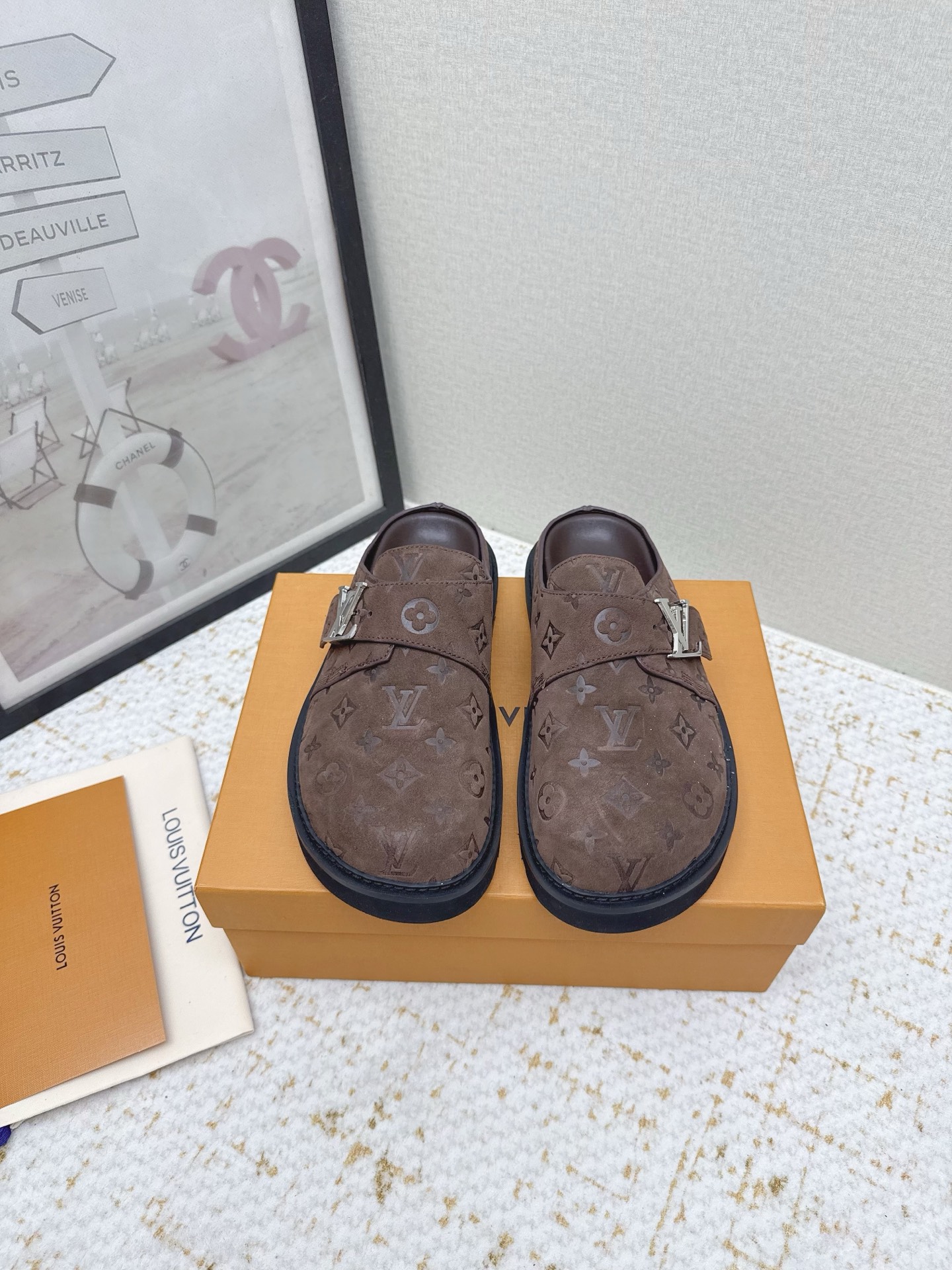 NO:680001,(Higher version) The latest Easy series Birkenstock Toe Thick Sole Slippers Couple Sandals Original purchase, development and production This Easy sandal is made of suede cow leather, with Monogram pattern to highlight the trendy style. Letter-lit adjustable straps, tough insoles and micro outsoles achieve a light and comfortable experience. Delivered in exquisite packaging. Fabric: Original customized imported first-layer cowhide. Lining: Original customized soft sheepskin lining. Outsole: Original molded rubber material. Bottom thickness:  4CM size: 35-45, half drag, sandals, slippers, cowhide, sheepskin19860909（高版本）  最新Easy系列 勃肯 包头 厚底 拖鞋 情侣凉鞋 原版购入开发 做货 本款 Easy 凉拖取材绒面牛皮革,以 Monogram 图案彰显潮流风范. 字母点亮可调节饰带,韧性鞋垫和微型外底实现轻盈舒适体验 配送精美包装 面料: 原版定制进口头层牛皮 内里: 原版定制柔软羊皮里 大底: 原版开模橡胶材质 底厚: 4CM size: 35-45,半拖,sandals,slippers,cowhide,sheepskin,Women's Shoes