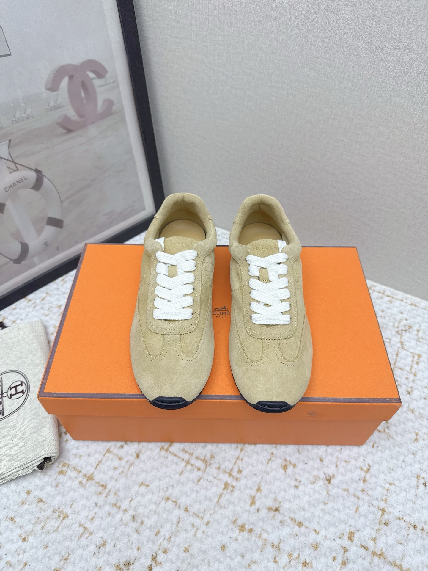 NO:679989,(Higher version) Hermes 2026 new series of casual sports shoes, moral training shoes, with the ultimate craftsmanship, and new ones at the counter at the same time. Every detail of the shoes is specially thought out, quite eye-catching, and the elegant splicing elements highlight the good temperament!  The classic version is upgraded with exquisite color matching, adding a casual atmosphere, and exquisite lines, which can better reflect the family-style design language. Interspersed with exquisite lines, it perfectly fits the foot shape, naturally outlines the fashionable outline, achieves a visual impact, and fully interprets a different sports style!  The fabric is imported cowhide and mixed sheepskin for the foot pads, which are comfortable on the feet. The rubber outsole is non-slip and wear-resistant!  Size 35-41 (40.41 customized, non-returnable), casual shoes/sports shoes, hermes, hermes, sneakers, sheepskin19860909（高版本） Hermes 爱马仕2026 新系列休闲运动鞋德训鞋 工艺极致,同步专柜上新.鞋子的每一个细节都特别用心,相当惹眼,雅致的拼接元素,凸显不俗的气质！ 经典版型升级 精致配色,增添休闲的气息,精致的线条,无形之中能够更好体现出家族式的设计语言,穿插精致的线条 完美契合脚型,自然的勾勒出时尚的轮廓,达到视觉上的冲击效果,充分演绎不一样的运动风格！ 面料进口牛猄 垫脚混种羊皮,脚感舒适,橡胶大底,防滑耐磨！码数35-41（40.41定做不退换）,休闲鞋/运动鞋,hermes,hermes,sneakers,sheepskin,Women's Shoes