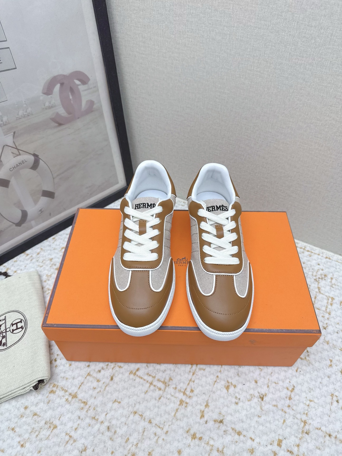 NO:679991,Men and women (high version) Hermes 2026 new series of casual sports shoes and sneakers. The craftsmanship is extremely exquisite, and it is new at the counter at the same time. Every detail of the shoes is made with special care, which is quite eye-catching. The elegant splicing elements highlight the good temperament!  The classic version is upgraded with exquisite color matching, adding a casual atmosphere, and exquisite lines, which can better reflect the family-style design language. Interspersed with exquisite lines, it perfectly fits the foot shape, naturally outlines the fashionable outline, achieves a visual impact, and fully interprets a different sports style!  The fabric is imported cowhide, mixed sheepskin for foot pads, comfortable on the feet, rubber outsole, non-slip and wear-resistant!  Size: Female 35-41 Male 39-46 (Female 40.41 Male 45.46 Customized and non-refundable), casual shoes/sports shoes, hermes, hermes, sneakers, cowhide, sheepskin19860909女男（高版本） Hermes 爱马仕2026 新系列休闲运动鞋板鞋 工艺极致,同步专柜上新.鞋子的每一个细节都特别用心,相当惹眼,雅致的拼接元素,凸显不俗的气质！ 经典版型升级 精致配色,增添休闲的气息,精致的线条,无形之中能够更好体现出家族式的设计语言,穿插精致的线条 完美契合脚型,自然的勾勒出时尚的轮廓,达到视觉上的冲击效果,充分演绎不一样的运动风格！ 面料进口牛皮 垫脚混种羊皮,脚感舒适,橡胶大底,防滑耐磨！码数女35-41男39-46（女40.41男45.46定做不退换）,休闲鞋/运动鞋,hermes,hermes,sneakers,cowhide,sheepskin,Women's Shoes