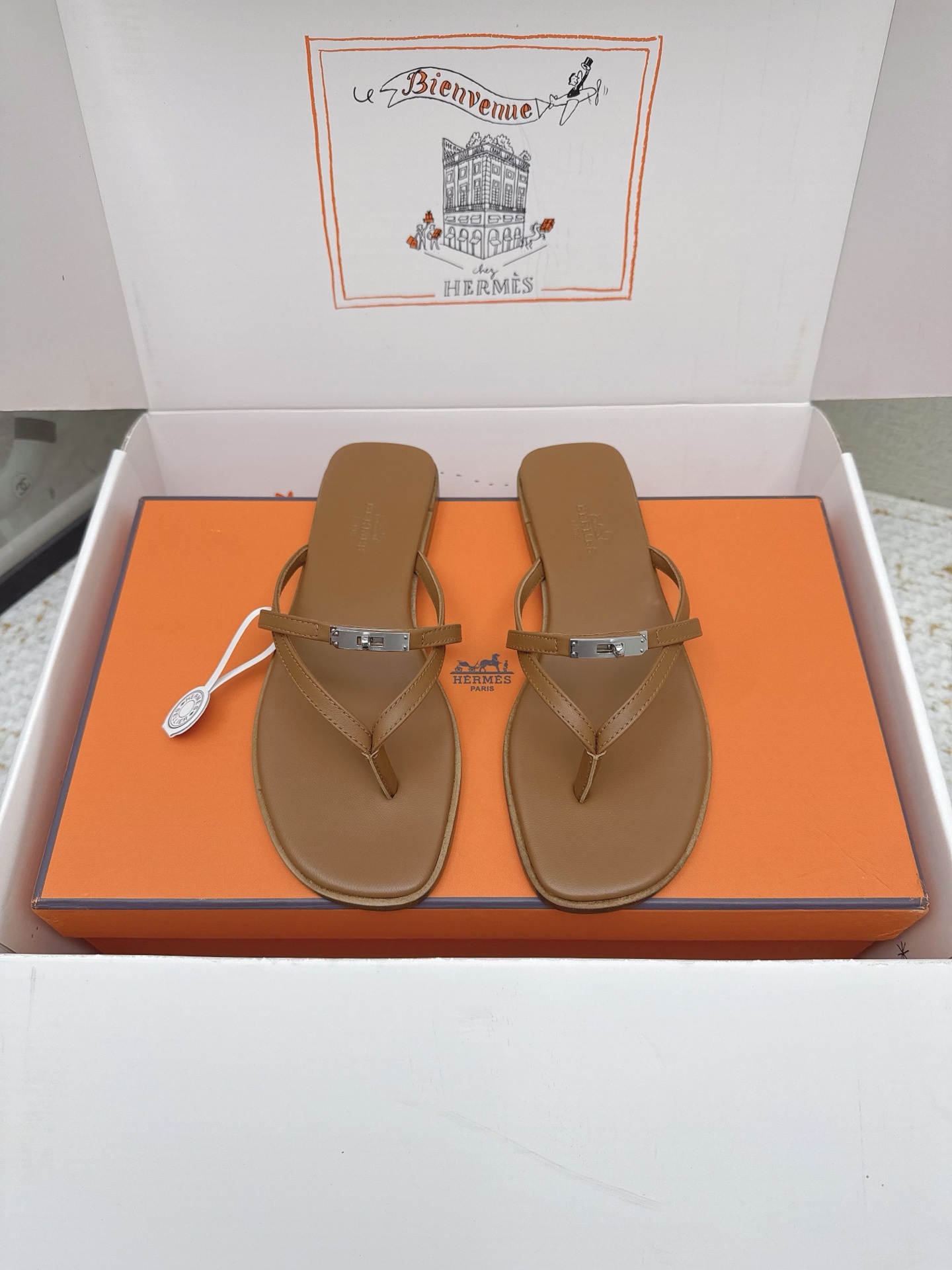 NO:711056,(Higher version) Hermès new Giulia slippers, original custom fabrics, authentic and consistent craftsmanship, completely handmade, this flat-soled kelly buckle sandal, this year's new counter design is simple and smooth, soft and stylish, the body is slim and slender, and the upper feet are slimmer and whiter. Made with new technology, focusing on hand-sewn French wax thread  Imported cow suede fabric, 316 stainless steel kelly buckle, Spanish sheepskin lining, authentic craftsman number, imported Italian European original A-grade double-layer leather outsole, leather midsole fits perfectly, and the upper foot comfort is excellent. Private model genuine packaging code number 34-43 (34.40.41.42. Customized, non-returnable), split-toe shoes, hermes, sandals, slippers, sheepskin, chamois leather, Leather  soles19860909（高版本） Hermès 新款Giulia拖鞋、原版定制面料 正品一致工艺 全手工制作 这款平底kelly扣凉鞋 今年专柜新款设计简约流畅,柔美有型,形体纤瘦修长,上脚显瘦显白 全新工艺制作 专注全手工缝制法国蜡线 进口牛麂皮面料,316精钢kelly饰扣,西班牙羊皮内里,正品工匠码编号,进口意大利欧洲原A级双层真皮大底,真皮中底完美契合,上脚舒适度极赞 私模正品包装 码数34-43（34.40.41.42.定做不退换）,分趾鞋,hermes,sandals,slippers,sheepskin,chamois leather,Leather soles,Women's Shoes
