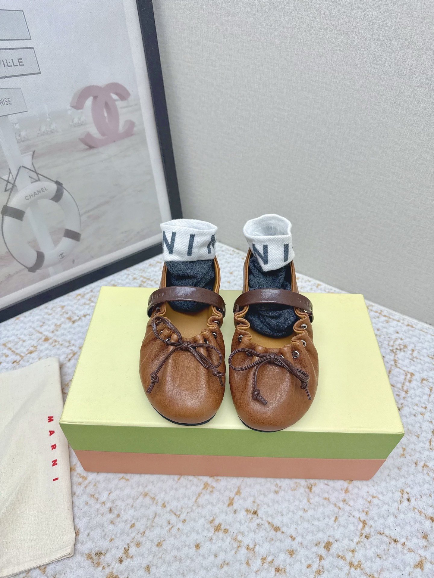 NO:711049,Paired with socks (high version) Marni 26/ Early Spring Pleated Ruffles Mary Jane Ballet Shoes Flats combine the soft shoe shape of ballet flats with the thin straps of Mary Janes. The shoe mouth is decorated with ruffle pleats, and the toe is matched with a thin ribbon bow. The sweet element adds a retro coolness due to the texture of leather, breaking the single elegance of ballet shoes.  The upper is made of soft leather, and the shoe body has an elastic pleated design that can fit the foot shape without pressuring the foot; the flat-soled heelless version is paired with a slightly wide shoe last, taking into account the comfort and tolerance of daily walking. The childlike ruffles and bows are combined with the simple ballet shoe shape to create a highly recognizable shoe that combines 'sweet girl style + retro style'. Sheepskin upper, sheepskin lining, rubber foam outsole  size#35-40 (customized for 40), ballet shoes, marni, mary jane, flats, sheepskin, socks19860909配袜子（高版本） Marni 26/ 早春 褶皱荷叶边 玛丽珍 芭蕾鞋 平底鞋 融合芭蕾平底鞋的柔软鞋型与玛丽珍鞋的细绑带,鞋口加入荷叶边褶皱装饰,鞋头搭配细带蝴蝶结,甜美元素中又因皮革的质感增添了复古酷感,打破了芭蕾鞋的单一优雅感. 鞋面采用软质皮革,鞋身有弹性褶皱设计,能贴合脚型且不压脚；平底无跟的版型搭配微宽的鞋楦,兼顾日常行走的舒适度与包容性.童趣的荷叶边、蝴蝶结与简约的芭蕾鞋型结合,打造出辨识度高的“甜妹风+复古风”结合的鞋款. 鞋面羊皮 内里羊皮 大底橡胶发泡 size#35-40（40订做）,芭蕾舞鞋,marni,mary jane,flats,sheepskin,socks,Women's Shoes