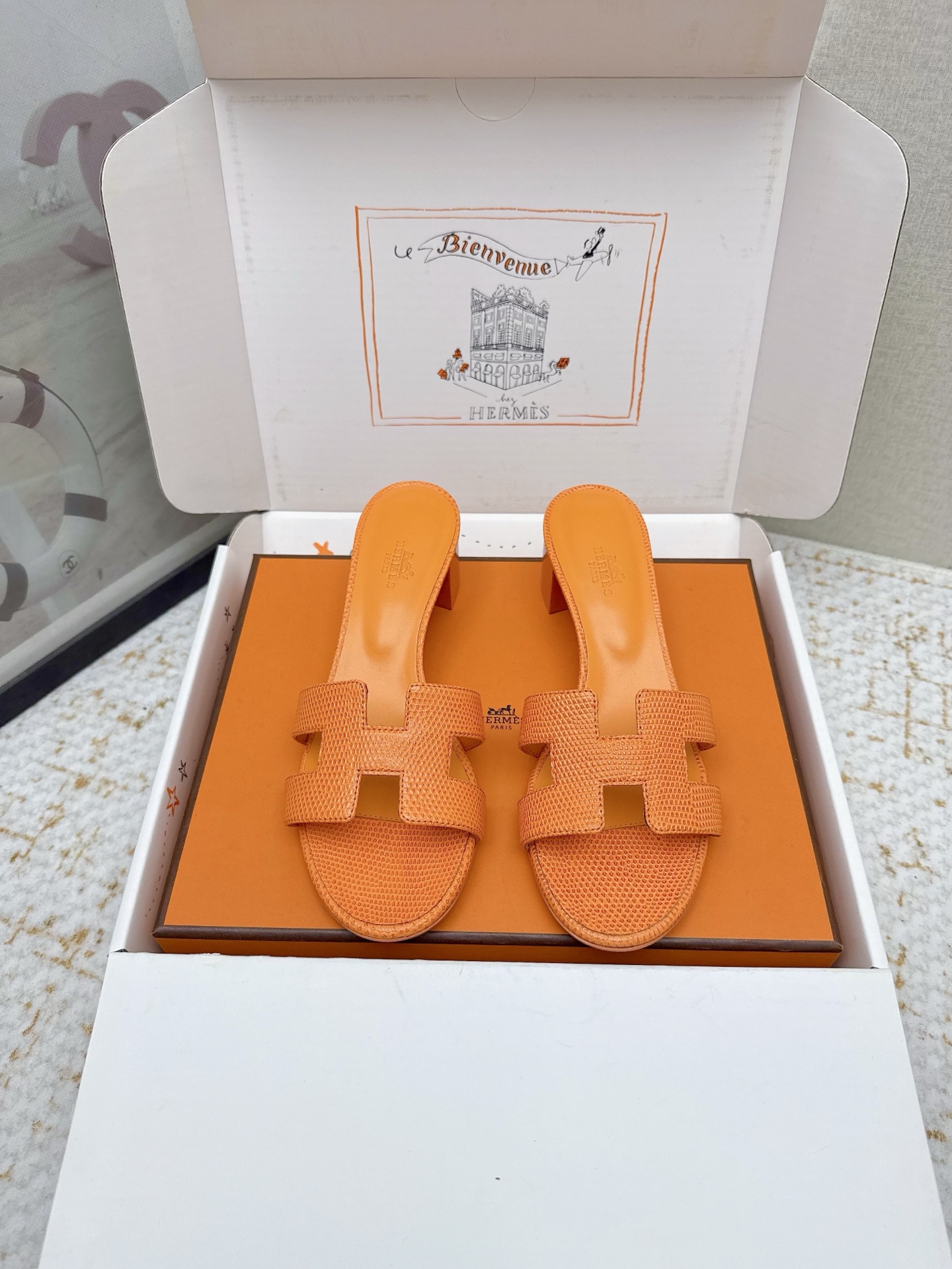 NO:711045,(Higher version) HERMES 25/ Oasis series H classic slippers, high heels, slippers, 2025 spring and summer latest color matching, family portrait, original development, purchase-level quality, incorporating rhinestones, rivets, palm prints, graffiti, embroidery and other details to make the simple H slippers new!  Add more matching possibilities!  The basic colors and this year’s hot new colors are all with your eyes closed. Every color of the must-have items for H fans in summer is very beautiful. The upper is cowhide/sheep goat/hot diamond/denim. The foot pads are original sheepskin. The sole is Italian A-grade double-layer genuine leather outsole. Heel height: 5cm Size#35-42 (40.41.42 is custom-made and non-refundable). Packaging:  Original latest full set of airplane box packaging, slippers, hermes, hermes, slippers, cowhide, sheepskin, sheep, Leather soles19860909（高版本） HERMES爱马仕 25/ Oasis系列 H经典拖 高跟 一字拖鞋 2025春夏最新配色 全家福 原版开发 代购级品质 融入水钻、铆钉、掌纹、 涂鸦、 刺绣等细节,让简约的H拖鞋 焕发新意！增加更多配搭可能性！ 基础色和今年爆款新配色,都是闭眼入的,H粉们夏日必备的单品每一个色都很好看 鞋面牛皮/羊猄/烫钻/牛仔布 垫脚原版羊皮 鞋底意大利A级双层真皮大底 跟高: 5cm Size#35-42（40.41.42定做不退换） 包装: 原版最新飞机盒全套包装,拖鞋,hermes,hermes,slippers,cowhide,sheepskin,sheep,Leather soles,Women's Shoes