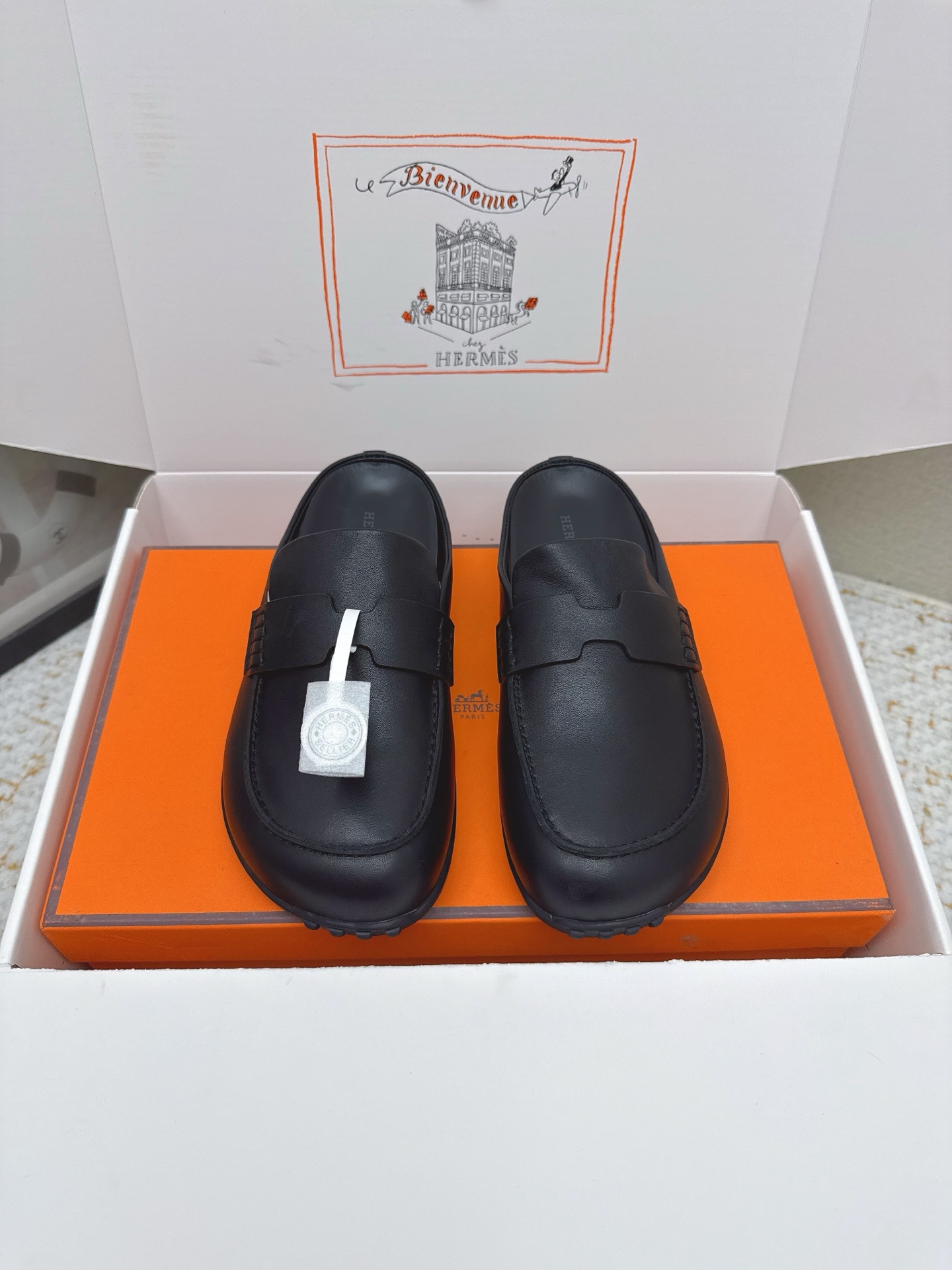 NO:711036,(Higher version) HERME/S Hermès cute half-slippers are really in need of versatile slippers in summer. They look good no matter how you match them. They have a casual and high-end feel. They are also very comfortable and can be paired with a variety of colorful socks. The uppers are imported sheep Beijing noodles. The linings are imported water-dyed cow lining. The foot pads are imported mixed sheepskin. The outsole is Tpu non-slip and wear-resistant outsole.  Size 35-45 (41 for women and 45 for men, custom-made and non-returnable), half drag, hermes, hermes, slippers, sheepskin, sheep, socks19860909（高版本） HERME/S爱马仕呆萌半拖夏天真的太需要百搭拖鞋了,怎么搭配都好看,随意且高级的感觉 舒适度也很棒,搭配各种彩色袜子 鞋面进口羊京面 内里进口水染牛里 垫脚进口混种羊皮 大底Tpu防滑耐磨大底 码数35-45（女41男45定做不退换）,半拖,hermes,hermes,slippers,sheepskin,sheep,socks,Women's Shoes