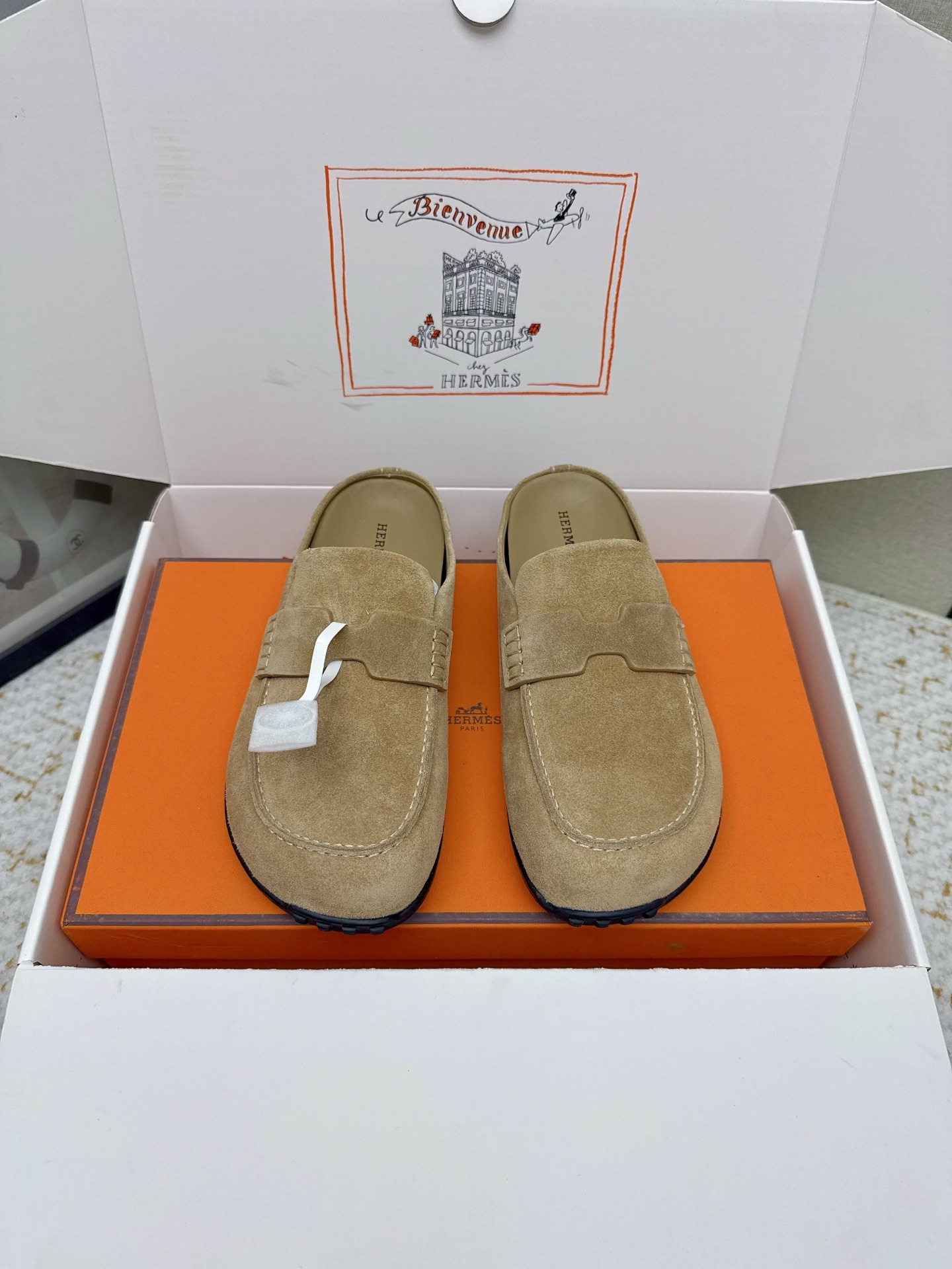 NO:711039,(Higher version) HERME/S Hermès cute half-slippers are really in need of versatile slippers in summer. They look good no matter how you match them. They have a casual and high-end feel. They are also very comfortable and can be paired with a variety of colorful socks. The uppers are imported sheep Beijing noodles. The linings are imported water-dyed cow lining. The foot pads are imported mixed sheepskin. The outsole is Tpu non-slip and wear-resistant outsole.  Size 35-45 (female 41, male 45, custom-made, non-returnable, half drag, hermes, hermes, slippers, sheepskin, sheep, socks19860909（高版本） HERME/S爱马仕呆萌半拖夏天真的太需要百搭拖鞋了,怎么搭配都好看,随意且高级的感觉 舒适度也很棒,搭配各种彩色袜子 鞋面进口羊京面 内里进口水染牛里 垫脚进口混种羊皮 大底Tpu防滑耐磨大底 码数35-45（女41男45定做不退换,半拖,hermes,hermes,slippers,sheepskin,sheep,socks,Women's Shoes