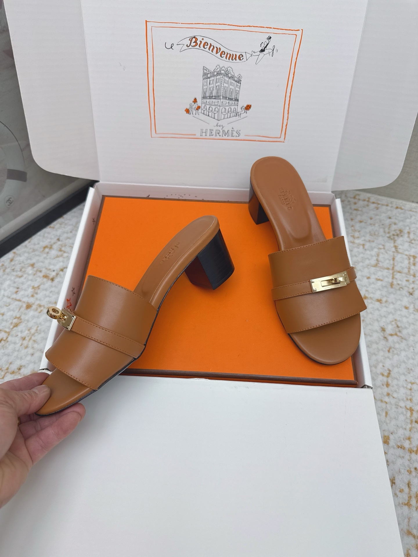 Hermes Style Pink Leather Women's Shoes style reference detail image 4 from source 785278