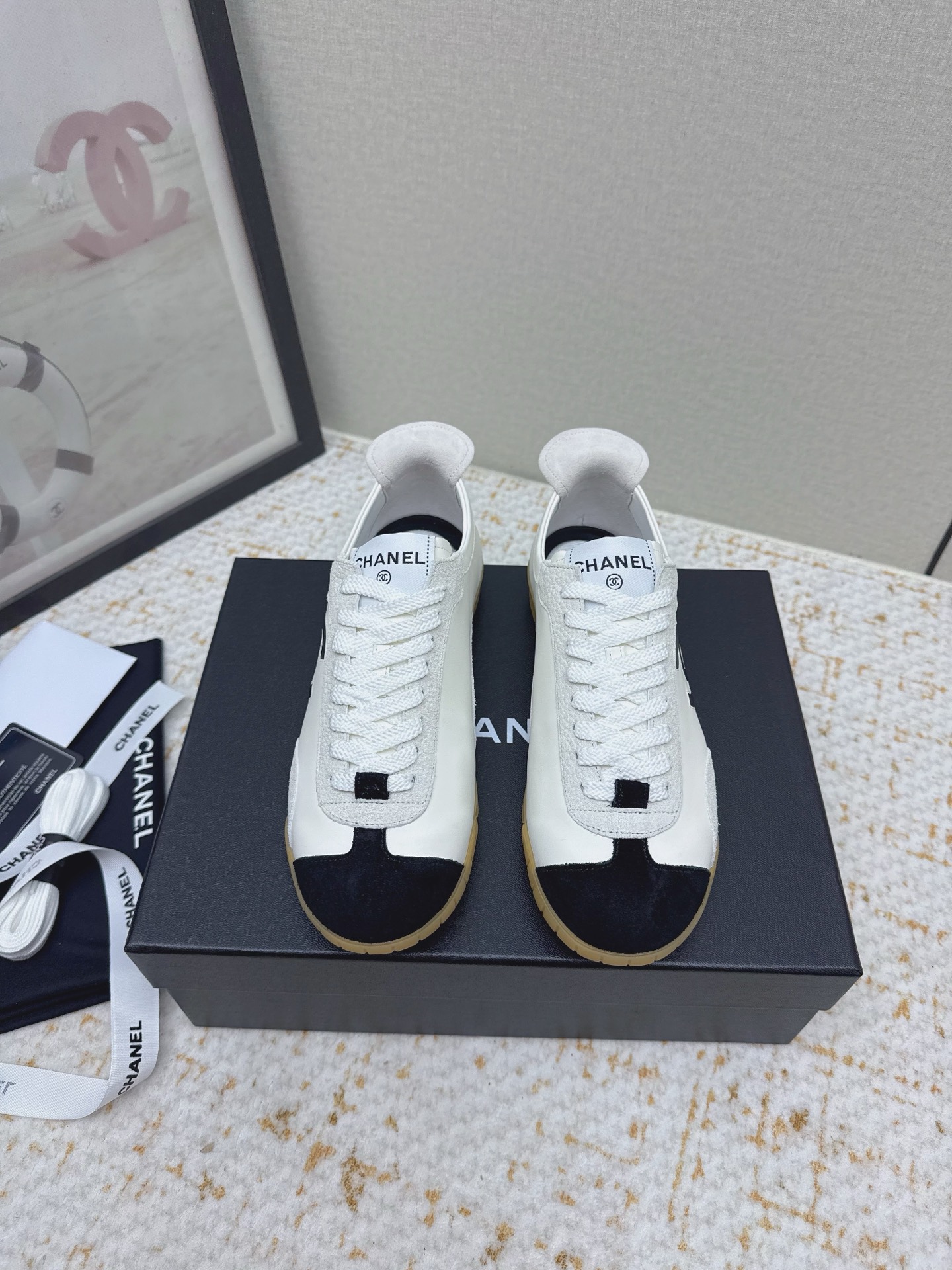 NO:788236,(Higher version) Chanel Chanel 26P Sneaker series early spring new casual moral training shoes and sports shoes. The love of the world is Xiaoxiang. Try to accept new styles. The new designer has injected a new soul into Xiaoxiang. This moral training shoe is highly recommended. Light and soft. Super easy to wear. Black, white, red, brown and apricot. Timeless, classic and versatile, clean and neat, red, blue, very springy. Upper frosted cowhide, silk cowhide, lining sheepskin  Sole raw rubber sole, size 35-41, casual shoes/sports shoes, chanel, chanel, sneakers, cowhide, sheepskin19860909（高版本） Chanel香奈儿26P Sneaker 系列早春新款 休闲德训鞋 运动鞋 人间挚爱是小香 尝试接受新风格 新换的设计师 给小香注入了新的灵魂 此款德训鞋强烈推荐 又轻又软 超级好穿 黑色 白色 红色 棕杏色 永不过时 经典百搭 干净利落 红色 蓝色 很有春天的气息 鞋面磨砂牛皮丝绸牛皮 内里羊皮 鞋底生胶底 码数35-41,休闲鞋/运动鞋,chanel,chanel,sneakers,cowhide,sheepskin,Women's Shoes