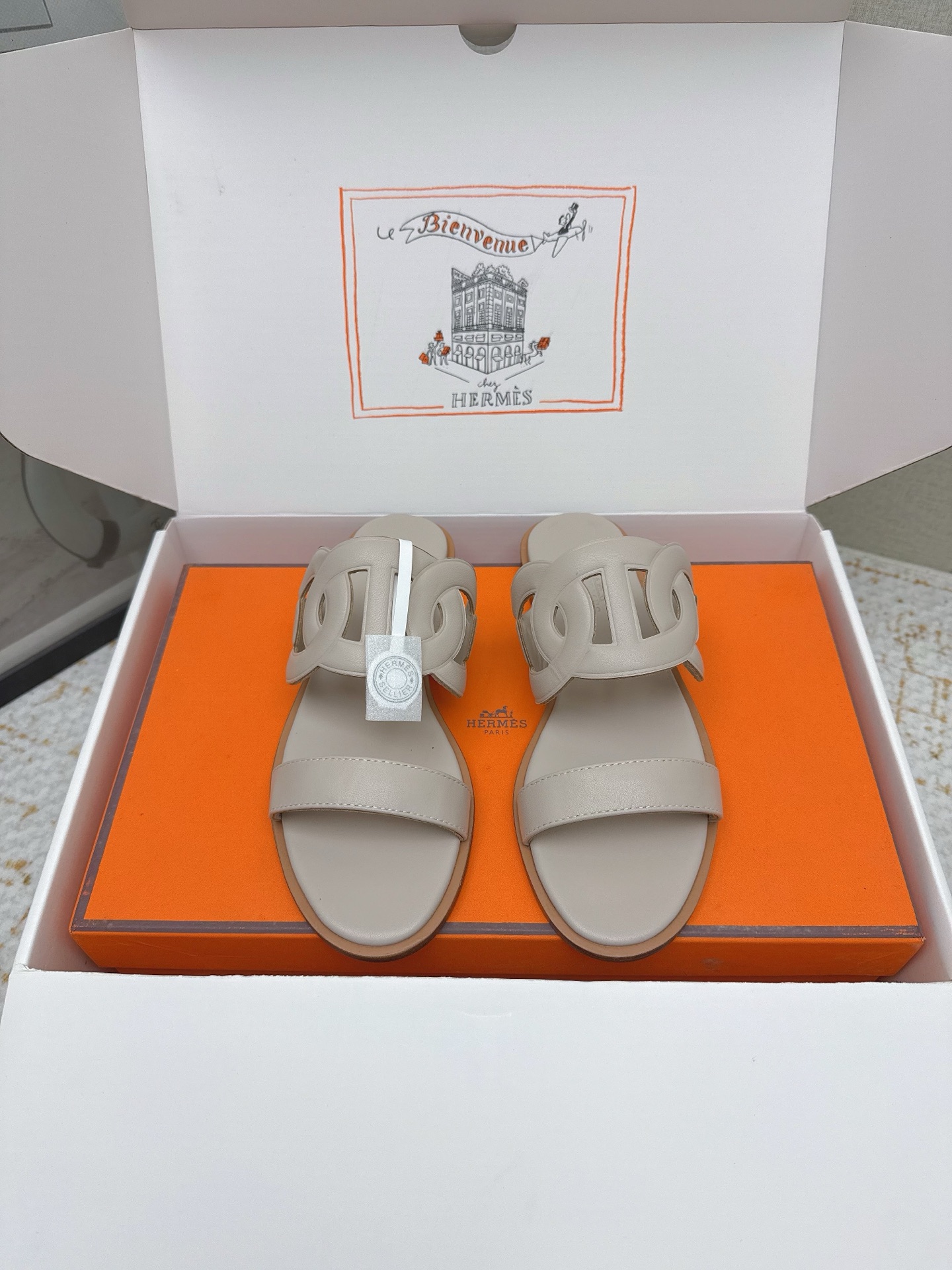 NO:788234,Women's model (top version) H family 2025 autumn and winter new style HERME*S has been extremely popular recently - sandals, paired with various colorful socks, popular. Imported calfskin upper, imported water-dyed cow lining inside, outsole Tpu non-slip and wear-resistant outsole, size female 34-41 (female 34.40.41 customized, non-returnable, non-exchangeable), slippers, hermes, sandals, slippers, cowhide, socks19860909女款（顶级版本） H家 2025秋冬新款 HERME*S最近火到不行的- 凉鞋,搭配各种彩色袜子,潮爆了 鞋面进口小牛皮 内里进口水染牛里 大底Tpu防滑耐磨大底 码数女34-41（女34.40.41定做不退不换）,拖鞋,hermes,sandals,slippers,cowhide,socks,Women's Shoes