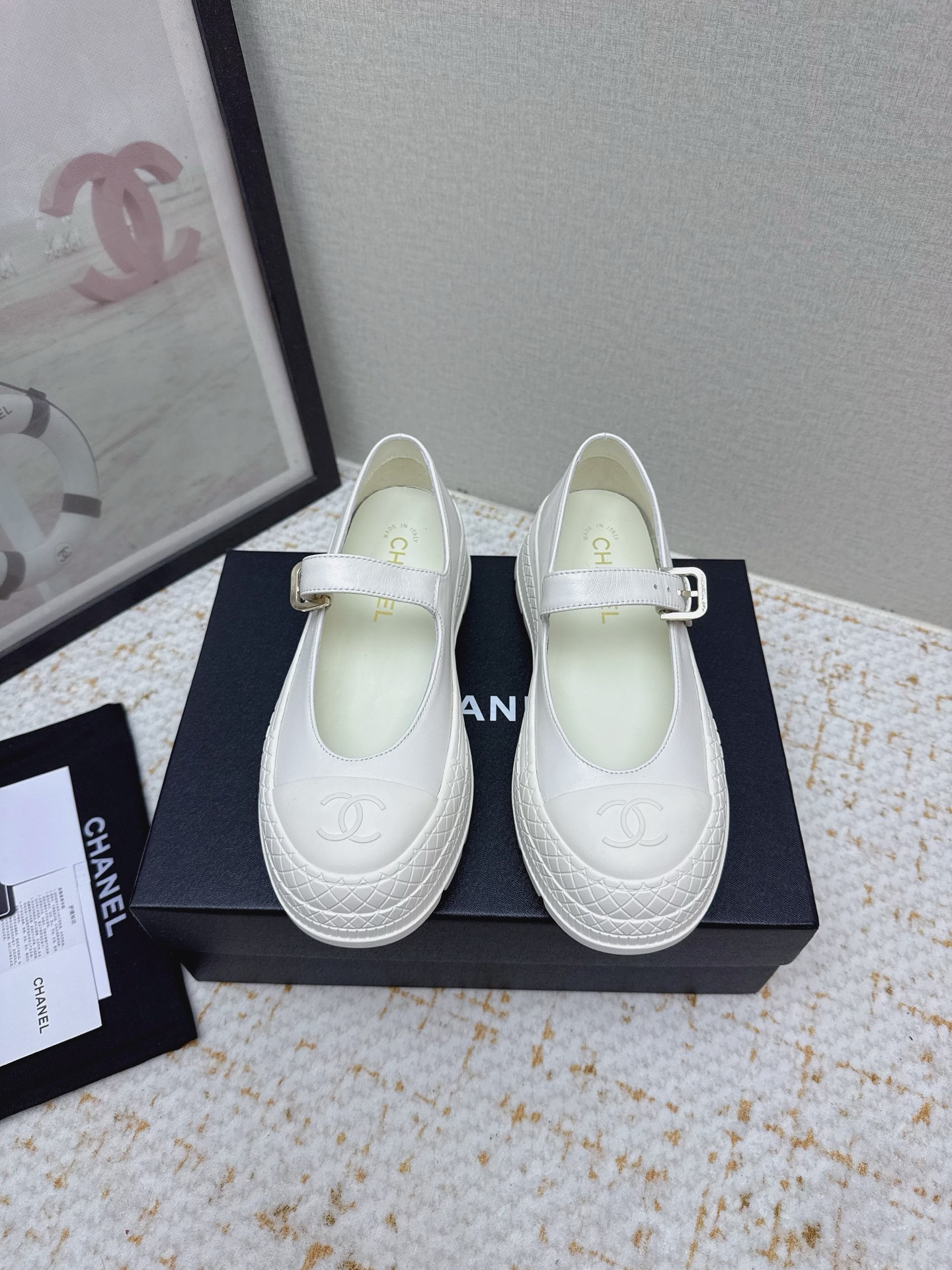 NO:749197,(Higher version) Chanel 26c Mary Jane, King of Style | Black and White, Classic and user-friendly design, the flat and thick sole design has its own invisible height increase, and it will not tire your feet all day long, completely breaking the curse of 'looking good but not practical'. The black model is classic and will never go out of style, with double C embossing on the toe, low-key and noble, paired with jeans, it will look sweet and cool, and paired with a small suit, it will look smart when commuting, and it will work with closed eyes!  The white model is gentle to the core, and the creamy texture comes with a French filter. When worn with a floral skirt, the white socks make a girl full of energy and full of spring atmosphere. The lambskin material is soft and does not rub the feet at all. The metal buckle of the one-line strap can also fine-tune the tightness. It is also very friendly to sisters with wide feet and high insteps. Whether it is daily shopping, commuting to work, or dating and visiting stores, this pair can be easily held. It is really a universal shoe that can be worn from spring to autumn!  This year’s natal Mary Jane has to be her. No matter how you match the black and white color scheme, you can’t go wrong with it. You won’t lose if you close your eyes~ All matching materials, sizes 35-40, casual shoes/sports shoes, chanel, mary jane, sneakers, skirts, jeans, business suit, sheepskin, socks19860909（高版本） Chanel 26c玛丽珍 王炸款|黑白双煞封神 经典加人性化设计,平底厚底的设计自带隐形增高,暴走一天都不累脚,完全打破'好看不实用'的魔咒 黑色款经典永不过时,鞋头双C压纹低调显贵,搭配牛仔裤是甜酷辣妹,配小西装通勤又干练,职场人闭眼冲! 白色款温柔到骨子里,奶fufu的质感自带法式滤镜,搭碎花裙,白袜子就是元气少女,春日氛围感拉满 小羊皮的材质软乎乎的,完全不磨脚,一字带的金属扣还能微调松紧,对宽脚,高脚背姐妹也超友好~不管是日常逛街,通勤上班,还是约会探店,这双都能轻松hold住,真的是从春天穿到秋天的万能鞋! 今年的本命玛丽珍非它莫属,黑白配色怎么搭都不出错,闭眼入不亏~全对版材质 35-40码,休闲鞋/运动鞋,chanel,mary jane,sneakers,skirts,jeans,business suit,sheepskin,socks,Women's Shoes