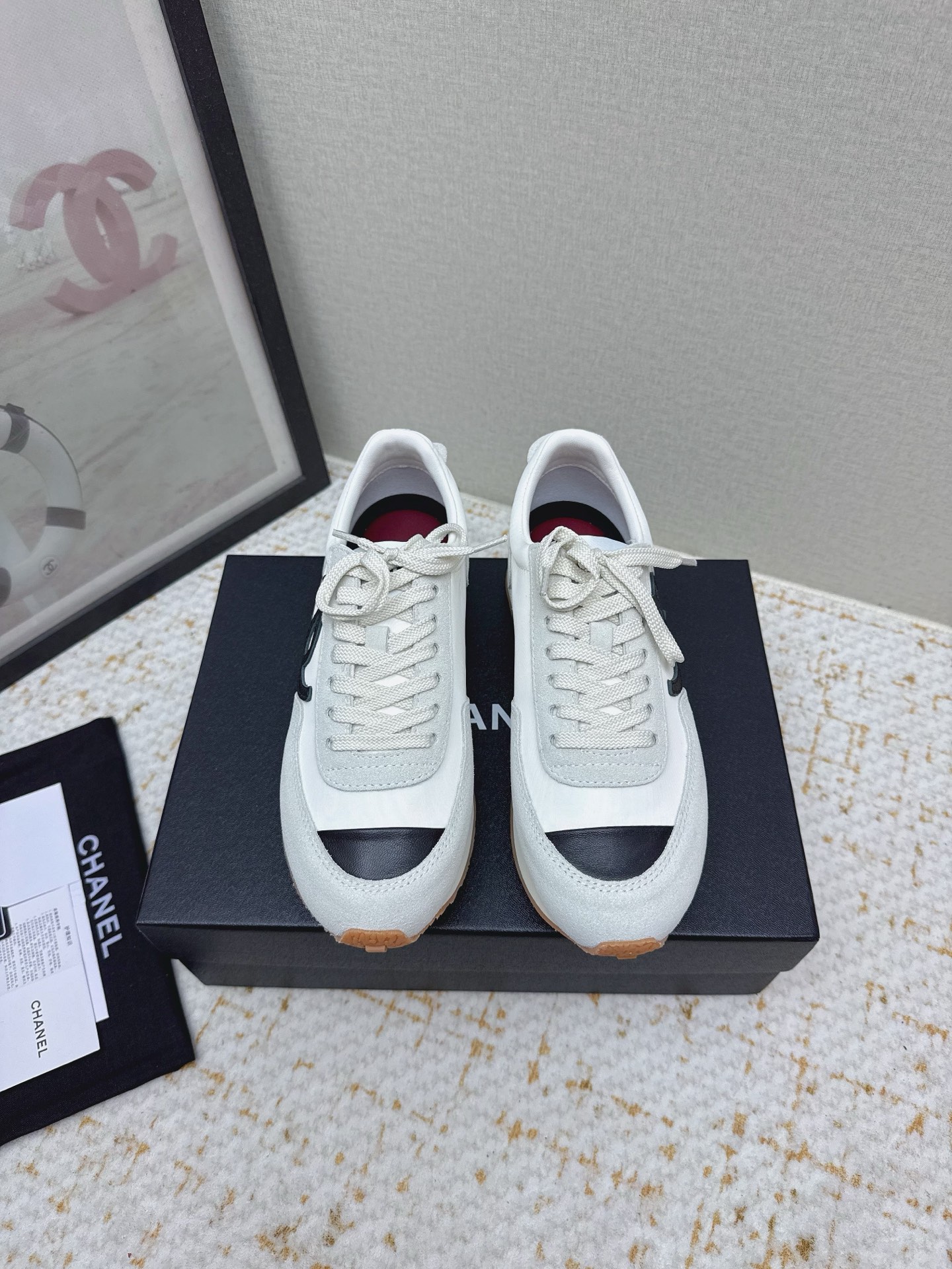 NO:749201,(Higher version) Chanel Chanel 26P Sneaker series early spring new casual moral training shoes and sports shoes. The love of the world is Xiaoxiang. Try to accept new styles. The new designer has injected a new soul into Xiaoxiang. This moral training shoe is highly recommended. It is light and soft. Super easy to wear. Black and white. Timeless. Classic and versatile. Clean and neat. Very springy. Upper frosted cowhide silk mesh. Lining sheepskin. Original combination outsole.  Size 35-40, casual shoes/sports shoes, chanel, chanel, sneakers, cowhide, sheepskin19860909（高版本） Chanel香奈儿26P Sneaker 系列早春新款 休闲德训鞋 运动鞋 人间挚爱是小香 尝试接受新风格 新换的设计师 给小香注入了新的灵魂 此款德训鞋强烈推荐 又轻又软 超级好穿 黑色 白色 永不过时 经典百搭 干净利落  很有春天的气息 鞋面磨砂牛皮丝绸 拼网 内里羊皮 鞋底原版组合大底 码数35-40,休闲鞋/运动鞋,chanel,chanel,sneakers,cowhide,sheepskin,Women's Shoes