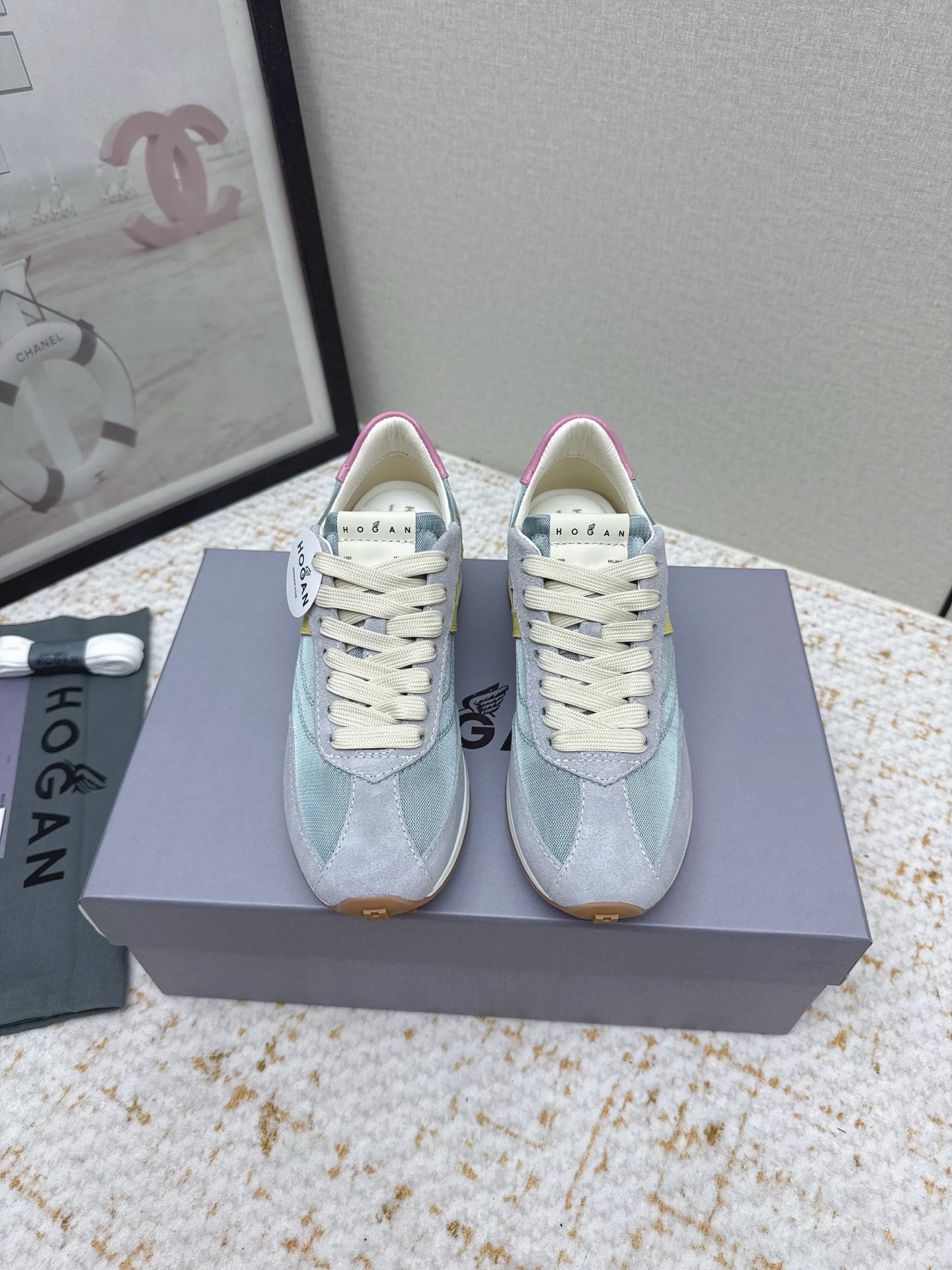 NO:749204,(Higher version) HOGAN 2026 latest Athletic Runner series thick-soled casual sports shoes. This sports casual shoe is lightweight and dynamic. It draws inspiration from HOGAN's previous works, pays tribute to retro sports style, interprets sprint sports style, and integrates soft uppers and retro-style outsoles. Exquisite packaging at the delivery counter. The fabric is original custom-made imported first-layer cowhide. The inner lining is original imported breathable mesh. The sole is made of original molded non-slip TPU material. The sole thickness is increased by 3CM.  Size: Women's 35-40, casual shoes/sports shoes, hogan, sneakers, cowhide19860909（高版本） HOGAN霍根 2026最新Athletic Runner系列 厚底 休闲 运动鞋 这款运动休闲鞋轻量动感,从HOGAN往期作品汲取灵感,致敬复古运动风,演绎短跑运动风尚,融合柔软鞋面与复古风外底 配送专柜精美包装 面料原版定制进口头层牛皮 内里原版进口透气网里 鞋底原版开模防滑TPU材质 底厚增高3CM Size:女款35-40,休闲鞋/运动鞋,hogan,sneakers,cowhide,Women's Shoes