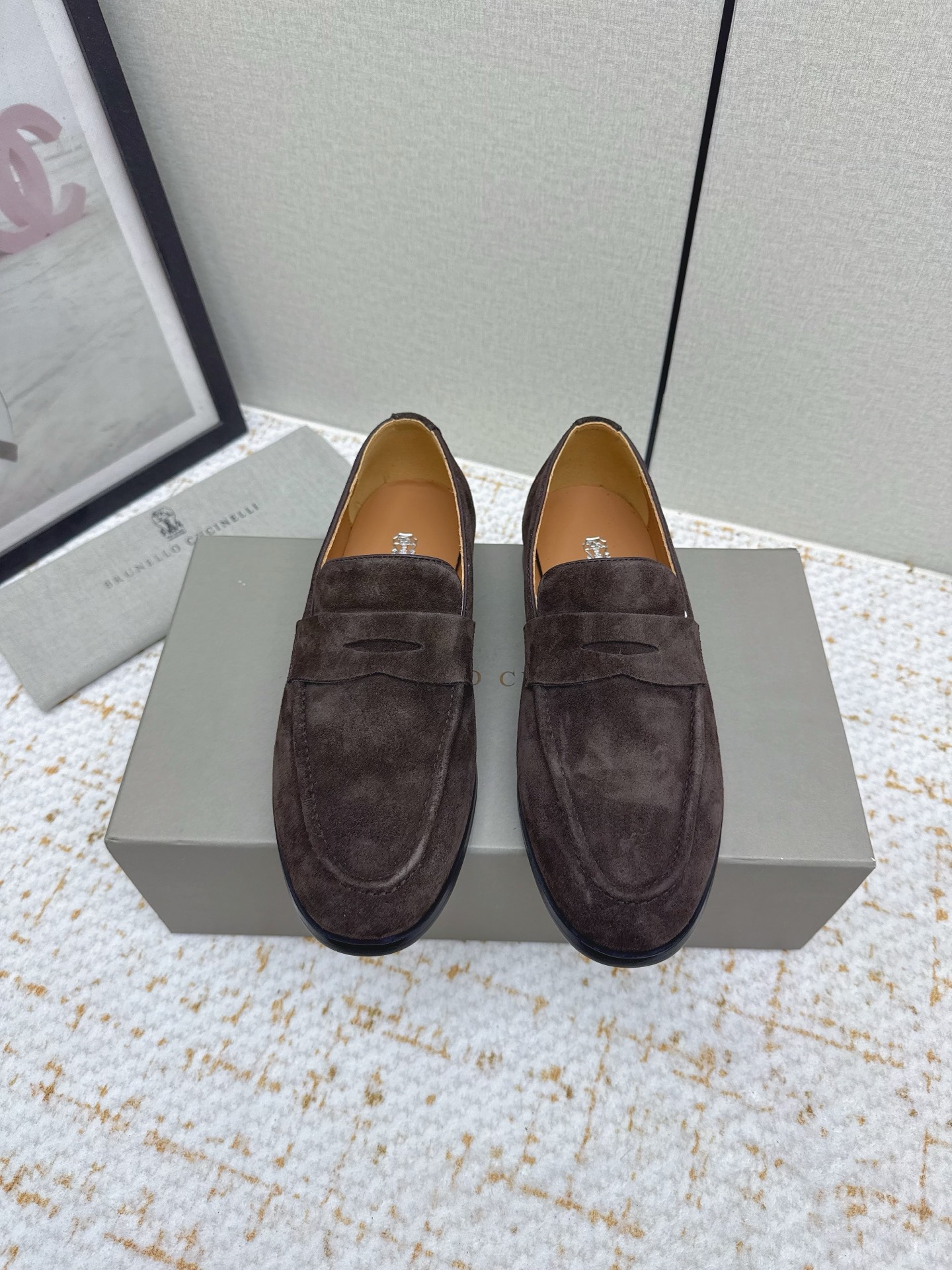 NO:788251,(Higher version) Brunello Cucinelli 26ss new spring and summer loafers and single shoes. BC is a well-known Italian brand with minimalist style and handmade bead chain accessories!  Retro and high-end!  Simple and elegant, it is a very attractive style!  The king of advanced jokers, completely irresistible!  The feet feel very good and comfortable!  It looks ordinary, but looks slim and handsome!  Not limited to any occasion, daily work, fashionable and capable!  No matter it is paired with skirts, trousers, or windbreakers, it is very versatile!  Super eye-catching!  Suitable for spring, summer, autumn and winter all year round. Original imported cow head fabric, cowhide lining, original genuine leather outsole Size 39-46 (customized for 45-46), loafers, brunello cucinelli, loafers, skirts, cowhide, Leather soles19860909（高版本）  Brunello Cucinelli 26ss 春夏新款 乐福鞋 单鞋 BC是意大利知名品牌,极简主义风格,纯手工串联珠链配饰！复古又高级！简约又大气,属于非常耐看的款式！ 高级百搭之王,完全没有抵抗力！脚感很好很舒服！看起来平平无奇,穿起来又瘦又帅！ 不局限任何场合,日常工作、时尚又干练！不管搭配 裙装、裤装、风衣大衣、都非常百搭！超级耐看！一年四季春夏秋冬皆适宜. 面料原版进口牛头层 内里牛皮里 大底原版真皮大底 Size39-46（45-46定做）,乐福鞋,brunello cucinelli,loafers,skirts,cowhide,Leather soles,Women's Shoes