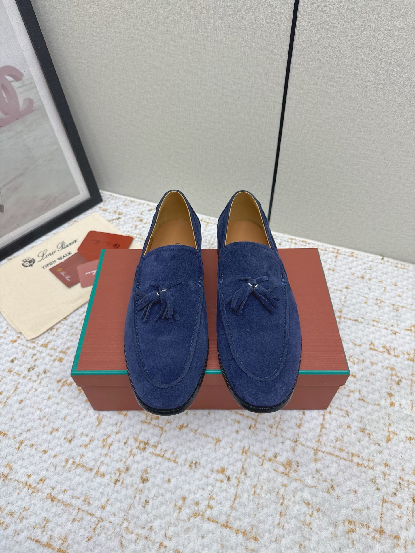 NO:788253,(Higher version) Loropiana's classic men's tasseled cowhide loafers. LP has always been a design style based on ease of wear and comfort. In recent years, the old-money style has been super worn. These loafers are no exception. The simple tassel design concept is particularly minimalist when combined with the brand's classic colors for embellishment!  Really a pair of items that can be worn regardless of age, occupation or outfit. Leather material selection: imported sheep suede. Lining: sheepskin lining. Original rubber sole. Size men's 39-46 (45-46. Customized), loafers, loro piana, loro piana, loafers, cowhide, sheepskin.19860909（高版本）  Loropiana经典男款流苏牛皮乐福皮鞋 LP一直是以好穿舒适为主的设计风格 这几年老钱风穿搭超级 这款乐福鞋也不例外 简约流苏的设计理念搭配品牌经典的颜色做点缀显得格外极简！真的做到一双不分年龄不分职业不分穿搭都可以驾驭的单品 皮料选用 : 进口羊反绒 内里: 羊皮内里 原版橡胶底 Size男款39-46（45-46.定做）,乐福鞋,loro piana,loro piana,loafers,cowhide,sheepskin,Women's Shoes