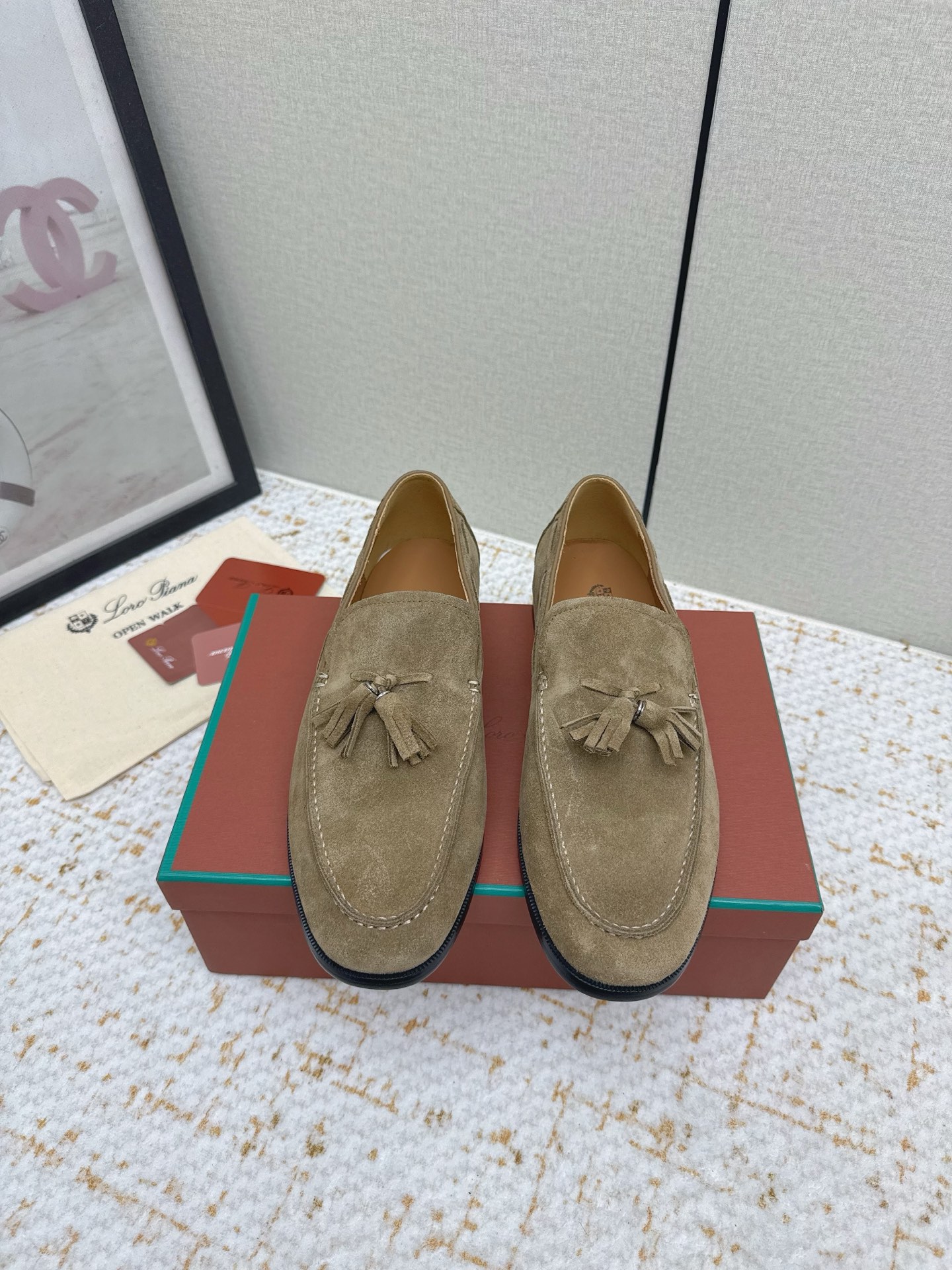 NO:788255,(Higher version) Loropiana's classic men's tasseled cowhide loafers. LP has always been a design style based on ease of wear and comfort. In recent years, the old-money style has been super worn. These loafers are no exception. The simple tassel design concept is particularly minimalist when combined with the brand's classic colors for embellishment!  Really a pair of items that can be worn regardless of age, occupation or outfit. Leather material selection: imported sheep suede. Lining: sheepskin lining. Original rubber sole. Size men's 39-46 (45-46. Customized, loafers, loro piana, loro piana, loafers, cowhide, sheepskin19860909（高版本）  Loropiana经典男款流苏牛皮乐福皮鞋 LP一直是以好穿舒适为主的设计风格 这几年老钱风穿搭超级 这款乐福鞋也不例外 简约流苏的设计理念搭配品牌经典的颜色做点缀显得格外极简！真的做到一双不分年龄不分职业不分穿搭都可以驾驭的单品 皮料选用 : 进口羊反绒 内里: 羊皮内里 原版橡胶底 Size男款39-46（45-46.定做,乐福鞋,loro piana,loro piana,loafers,cowhide,sheepskin,Women's Shoes