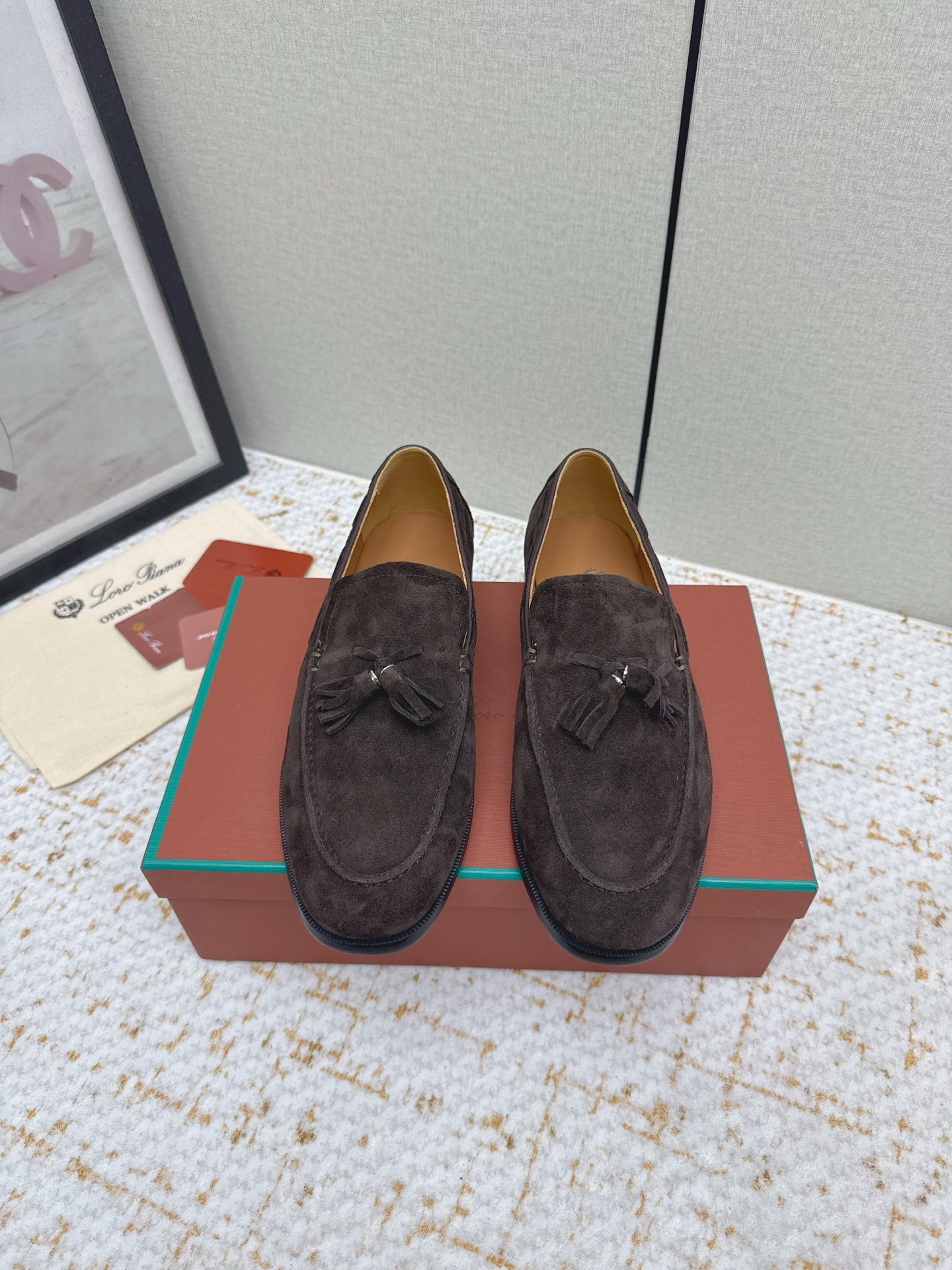 NO:788257,(Higher version) Loropiana's classic men's tasseled cowhide loafers. LP has always been a design style based on ease of wear and comfort. In recent years, the old-money style has been super worn. These loafers are no exception. The simple tassel design concept is particularly minimalist when combined with the brand's classic colors for embellishment!  Really a pair of items that can be worn regardless of age, occupation or outfit. Leather material selection: imported sheep suede. Lining: sheepskin lining. Original rubber sole. Size men's 39-46 (45-46. Customized), loafers, loro piana, loro piana, loafers, cowhide, sheepskin.19860909（高版本）  Loropiana经典男款流苏牛皮乐福皮鞋 LP一直是以好穿舒适为主的设计风格 这几年老钱风穿搭超级 这款乐福鞋也不例外 简约流苏的设计理念搭配品牌经典的颜色做点缀显得格外极简！真的做到一双不分年龄不分职业不分穿搭都可以驾驭的单品 皮料选用 : 进口羊反绒 内里: 羊皮内里 原版橡胶底 Size男款39-46（45-46.定做）,乐福鞋,loro piana,loro piana,loafers,cowhide,sheepskin,Women's Shoes