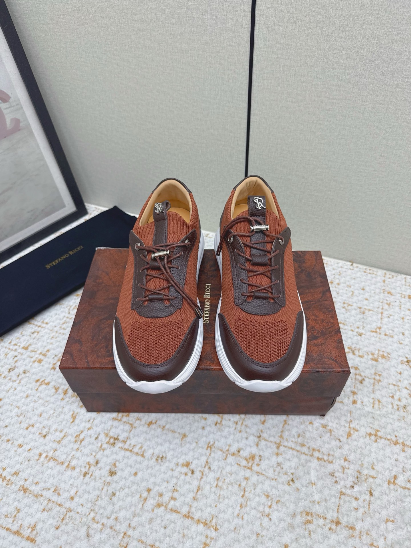 NO:788232,(Higher version) Stefano Ricci/Stephano Ricci Men's Shoes Calfskin and Suede Sports Casual Shoes This men's casual sports shoe, mesh + leather splicing, breathable and durable! White rubber sole, perfect anti-slip force, suitable for daily commuting and leisure. The geometric decoration on the side of the shoe has a sense of design, retro casual style, business or family scenes can be easily controlled. The shoelaces have metal eyelets, exquisite details, easy to put on and take off, practical and fashionable, a must-have for men's versatile shoe cabinet!  Size 39--46 (45.46 customized), casual shoes/sports shoes, sneakers, cowhide19860909（高版本） Stefano Ricci/史蒂芬劳.尼治男鞋 小牛皮和绒面革运动休闲鞋 这款男士休闲运动鞋,网面+皮革拼接,透气又耐穿!白色橡胶鞋底,防滑力满分,日常通勤、休闲都OK艹.鞋侧几何装饰超有设计感,复古休闲风,商务or家庭场景都能轻松驾驭.鞋带金属孔眼,细节精致,穿脱方便,实用又时髦,是男士百搭鞋柜必备! 码数39--46（45.46定做）,休闲鞋/运动鞋,sneakers,cowhide,Women's Shoes