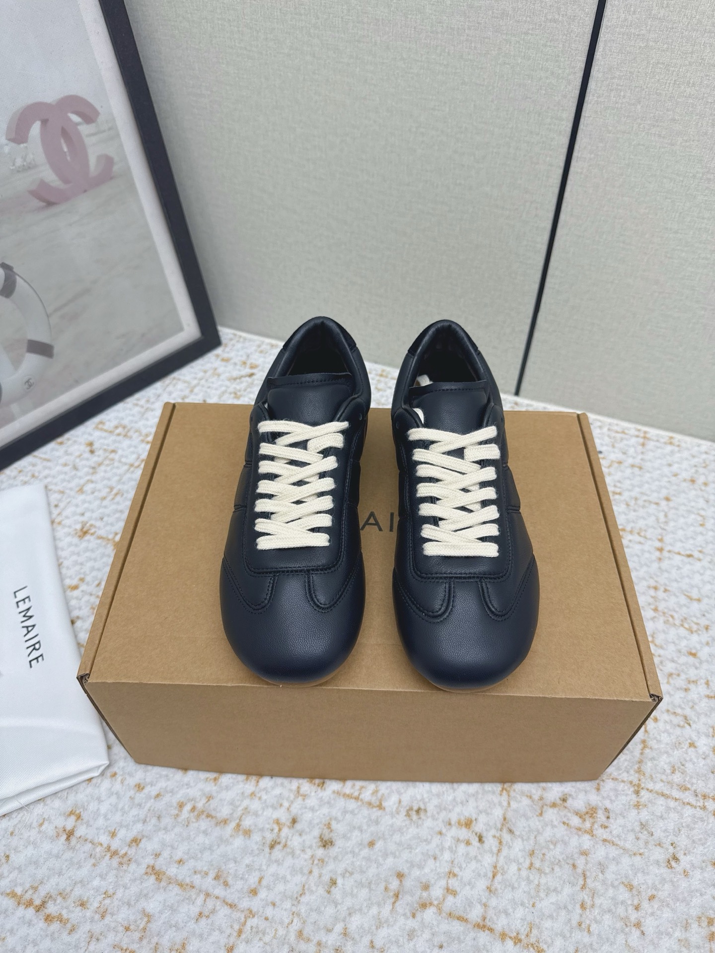 NO:788241,(Higher version) Lemaire is a well-known French high-end fashion brand. It is famous for its 'less is more' design concept, emphasizing the ultimate pursuit of tailoring, fabrics and details. Its footwear products also continue this concept, not relying on logo accumulation, but winning through craftsmanship and texture. This pair of shoes is Lemaire's moral training shoes for couples, with both design and practicality, making it a high-quality choice for minimalist wear. The material upper is made of first-layer cowhide and cow suede, which is rich in texture and durable. The design is a classic moral shoe silhouette, but through the details of material and color matching, it presents a unique French minimalist style. Versatile, whether paired with casual pants, jeans or skirts, it can be easily integrated into daily wear, especially suitable for people who pursue 'quiet luxury style'. Size: 35-45, casual shoes/sports shoes, sneakers, skirts, jeans, cowhide19860909（高版本） Lemaire 是法国知名高级时装品牌,以“less is more”的设计理念著称,强调剪裁、面料与细节的极致追求.其鞋履产品同样延续了这一理念,不靠Logo堆砌,而是通过工艺与质感取胜.这双鞋是 Lemaire 情侣款的德训鞋,兼具设计感与实穿性,是极简主义穿搭的优质选择. 材质鞋面采用头层牛皮与牛反绒拼接,质感丰富且耐用. 设计经典德训鞋轮廓,但通过材质与配色的细节处理,呈现出独特的法式极简格调. 百搭性无论是搭配休闲裤、牛仔裤还是裙装,都能轻松融入日常穿搭,尤其适合追求“静奢风”的人群. 码数:35-45码,休闲鞋/运动鞋,sneakers,skirts,jeans,cowhide,Women's Shoes