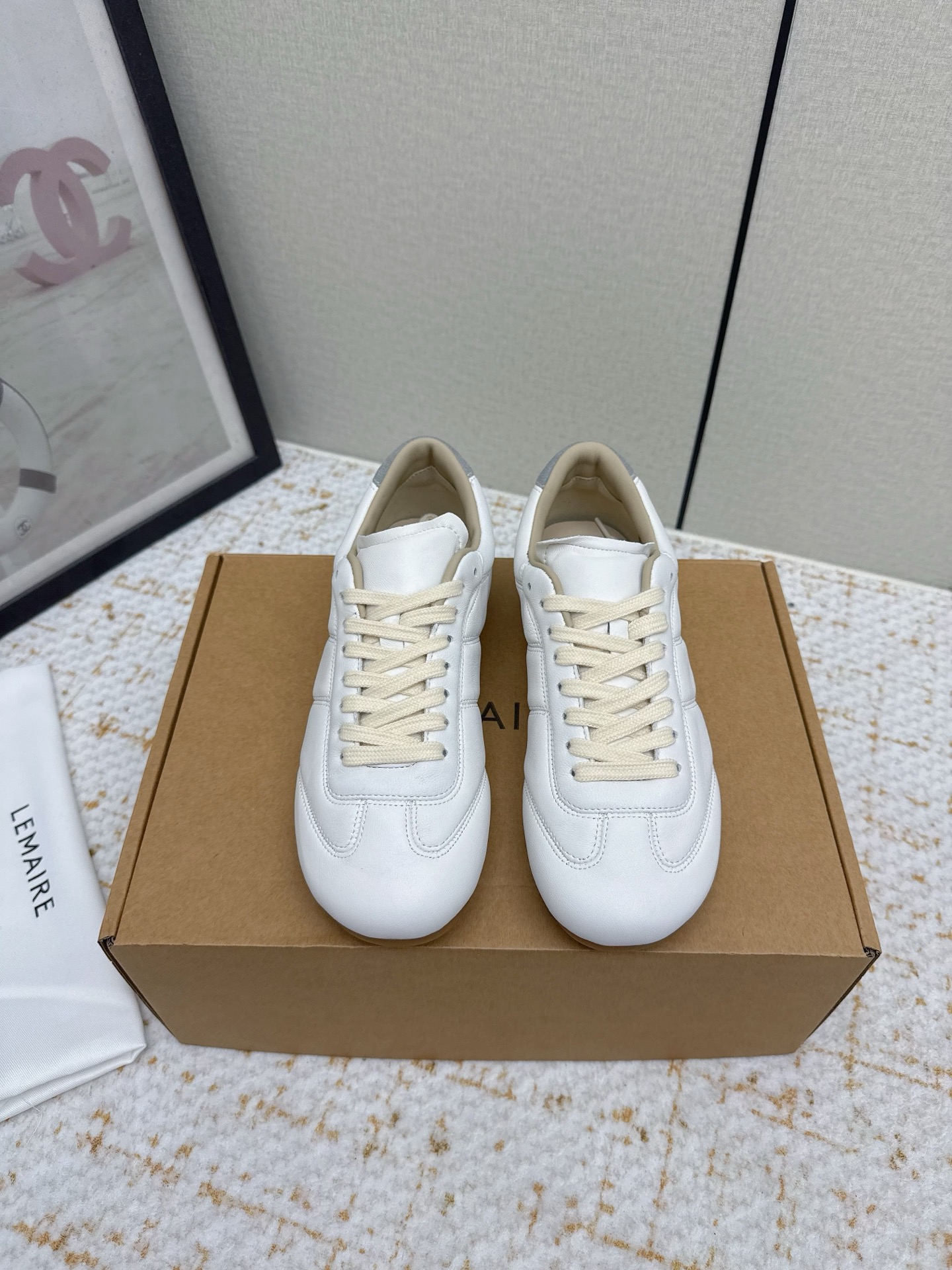 NO:788244,(Higher version) Lemaire is a well-known French high-end fashion brand. It is famous for its 'less is more' design concept, emphasizing the ultimate pursuit of tailoring, fabrics and details. Its footwear products also continue this concept, not relying on logo accumulation, but winning through craftsmanship and texture. This pair of shoes is Lemaire's moral training shoes for couples, with both design and practicality, making it a high-quality choice for minimalist wear. The material upper is made of first-layer cowhide and cow suede, which is rich in texture and durable. The design is a classic moral shoe silhouette, but through the details of the material and color matching, it presents a unique French minimalist style. It is versatile, whether it is paired with casual pants, jeans or skirts, it can be easily integrated into daily wear, especially suitable for people who pursue 'quiet luxury style'. Size: 35-45, casual shoes/sports shoes, sneakers, skirts, jeans, cowhide19860909（高版本） Lemaire 是法国知名高级时装品牌,以“less is more”的设计理念著称,强调剪裁、面料与细节的极致追求.其鞋履产品同样延续了这一理念,不靠Logo堆砌,而是通过工艺与质感取胜.这双鞋是 Lemaire 情侣款的德训鞋,兼具设计感与实穿性,是极简主义穿搭的优质选择. 材质鞋面采用头层牛皮与牛反绒拼接,质感丰富且耐用. 设计经典德训鞋轮廓,但通过材质与配色的细节处理,呈现出独特的法式极简格调. 百搭性无论是搭配休闲裤、牛仔裤还是裙装,都能轻松融入日常穿搭,尤其适合追求“静奢风”的人群. 码数:35-45,休闲鞋/运动鞋,sneakers,skirts,jeans,cowhide,Women's Shoes