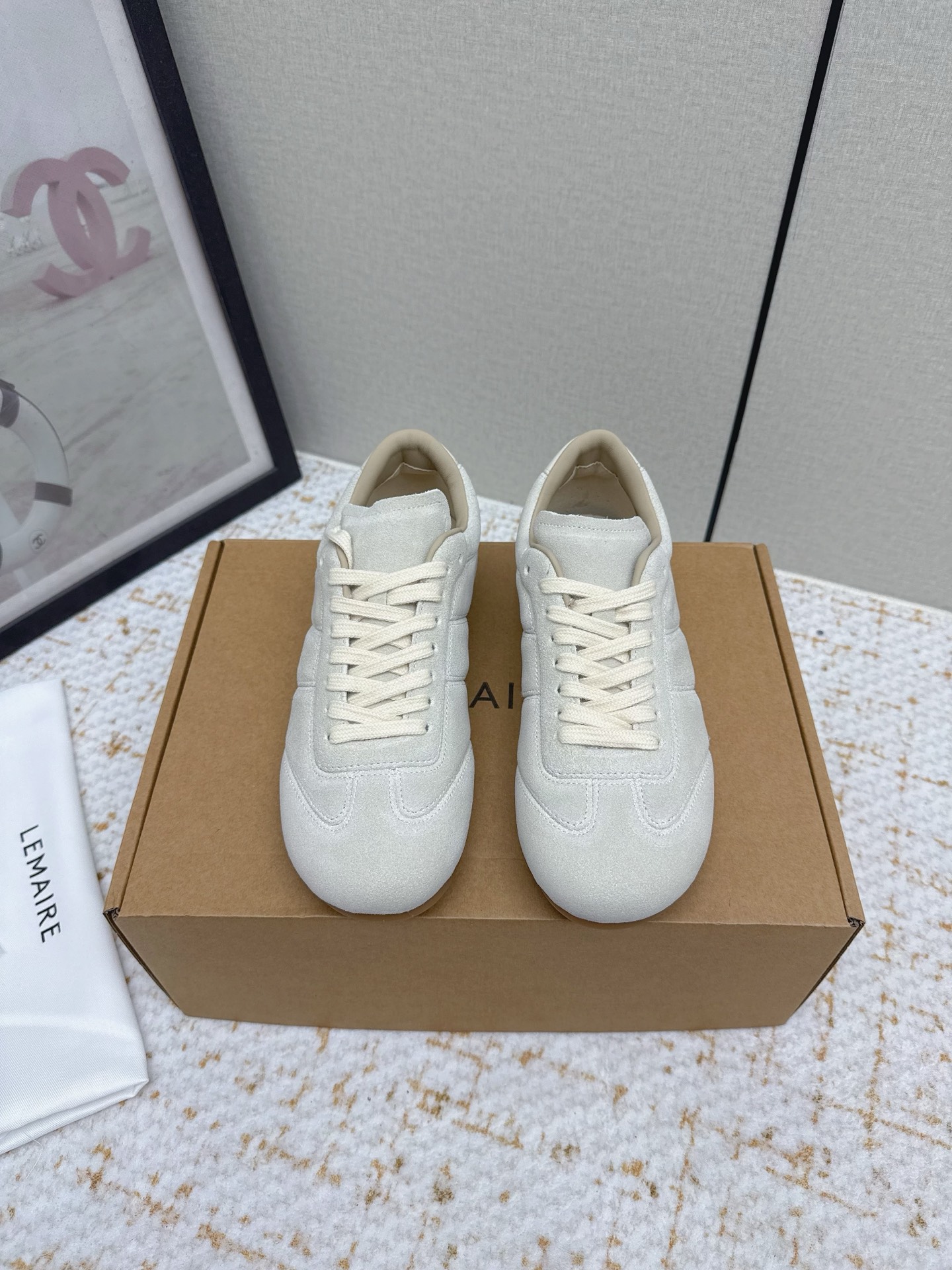 NO:788247,(Higher version) Lemaire is a well-known French high-end fashion brand. It is famous for its 'less is more' design concept, emphasizing the ultimate pursuit of tailoring, fabrics and details. Its footwear products also continue this concept, not relying on logo accumulation, but winning through craftsmanship and texture. This pair of shoes is Lemaire's moral training shoes for couples, with both design and practicality, making it a high-quality choice for minimalist wear. The material upper is made of first-layer cowhide and cow suede, which is rich in texture and durable. The design is a classic moral shoe silhouette, but through the details of material and color matching, it presents a unique French minimalist style. Versatile, whether paired with casual pants, jeans or skirts, it can be easily integrated into daily wear, especially suitable for people who pursue 'quiet luxury style'. Size: 35-45, casual shoes/sports shoes, sneakers, skirts, jeans, cowhide19860909（高版本） Lemaire 是法国知名高级时装品牌,以“less is more”的设计理念著称,强调剪裁、面料与细节的极致追求.其鞋履产品同样延续了这一理念,不靠Logo堆砌,而是通过工艺与质感取胜.这双鞋是 Lemaire 情侣款的德训鞋,兼具设计感与实穿性,是极简主义穿搭的优质选择. 材质鞋面采用头层牛皮与牛反绒拼接,质感丰富且耐用. 设计经典德训鞋轮廓,但通过材质与配色的细节处理,呈现出独特的法式极简格调. 百搭性无论是搭配休闲裤、牛仔裤还是裙装,都能轻松融入日常穿搭,尤其适合追求“静奢风”的人群. 码数:35-45码,休闲鞋/运动鞋,sneakers,skirts,jeans,cowhide,Women's Shoes