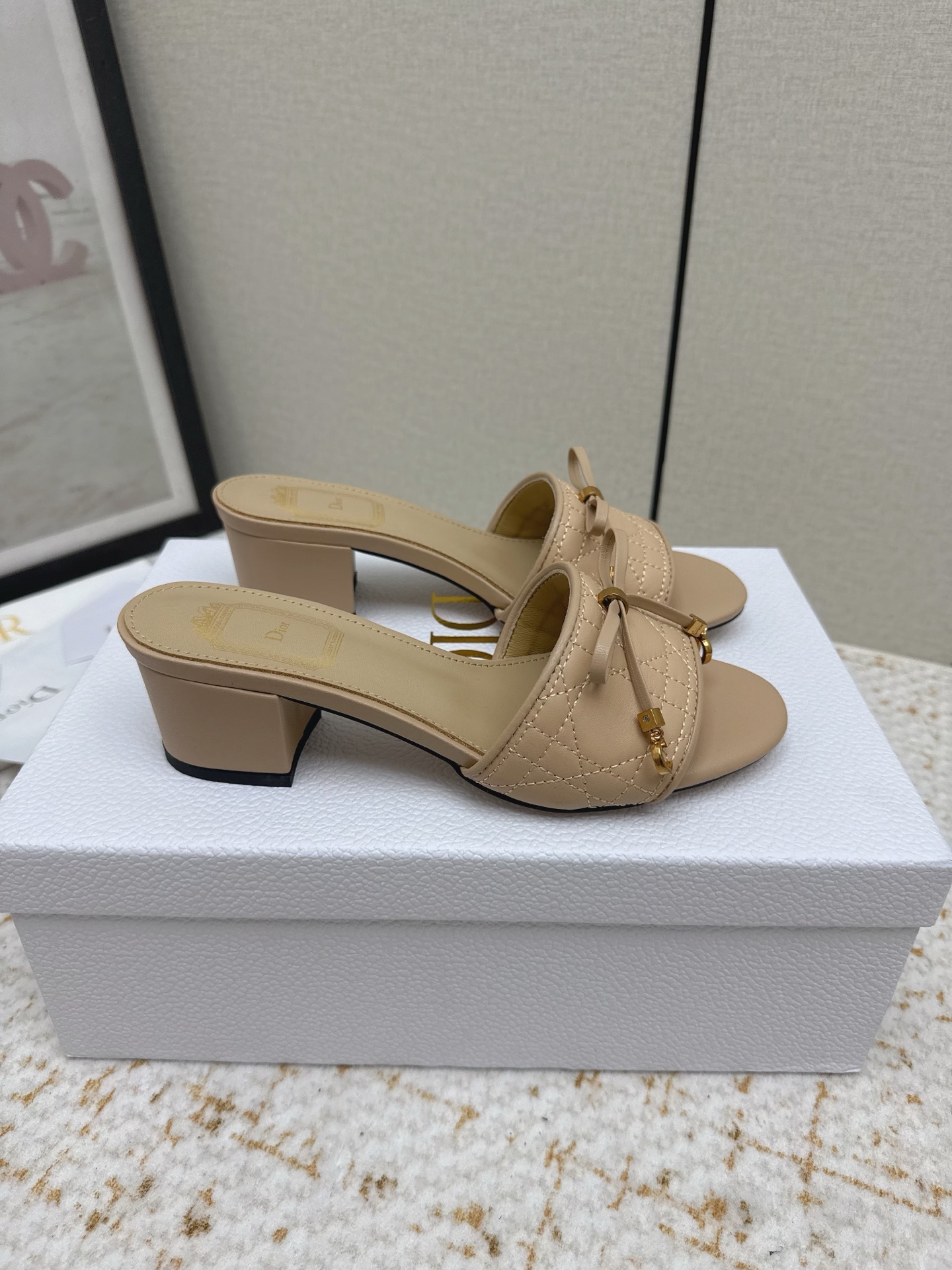 NO:788249,(Higher version) 26ss spring and summer new Ballet series cylindrical heel electric embroidered cannage pattern bow pearl women's shoes. Star's same fish mouth open toe high heel round toe flip flop sandals. Material upper imported full-grain calfskin insole water-dyed sheepskin lining for feet. Italian genuine leather outsole. Heel height flat bottom/about 5cm.  Size35-41 (34.40.41.42 customization is not returnable), slippers, sandals, slippers, cowhide, sheepskin, Leather soles19860909（高版本）  26ss春夏新款Ballet系列圆柱跟电绣藤格纹蝴蝶结珍珠女鞋 明星同款鱼嘴露趾高跟圆头一字拖凉鞋 材质鞋面进口全粒面小牛皮 鞋垫水染羊皮内里垫脚 鞋底意大利真皮大底 跟高平底/5cm左右 Size35-41（34.40.41.42定制不退换）,拖鞋,sandals,slippers,cowhide,sheepskin,Leather soles,Women's Shoes