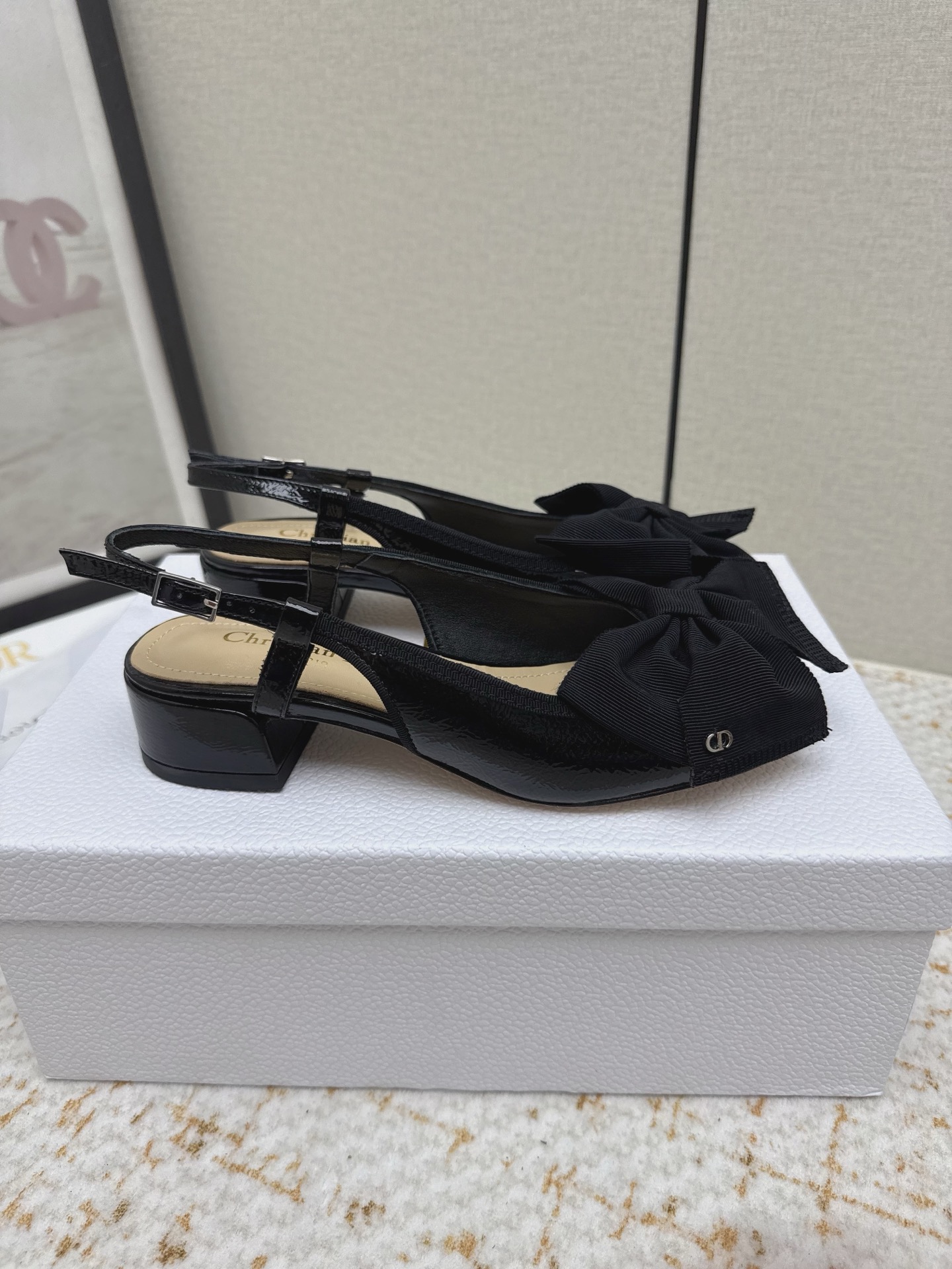 NO:788246,(Higher version) 26ss new Dio* Bow Mary Jane block heel sandals Tribales CD resin beads Unique, soft and comfortable, with padded leather interior, with elegant round toe and 3cm thick heel, can add the finishing touch to various looks this season. Lambskin/patent leather upper, sheepskin lining, heel height 3cm, Italian genuine leather sole  Size35-39 (40.41 customization is not returnable), sandals, balenciaga, dior, sandals, mary jane, sheepskin19860909（高版本）  26ss新款Dio*蝴蝶结玛丽珍粗跟后空凉鞋 Tribales CD 树脂珠饰 别具一格 柔软舒适 搭配加垫皮革内搭 搭配优雅的圆形鞋头和 3cm 粗跟 可为本季的各式造型增添点睛之笔 鞋面小羊皮/漆皮 内里羊皮内里 跟高3cm 鞋底意大利真皮鞋底 Size35-39（40.41定制不退换）,凉鞋,balenciaga,dior,sandals,mary jane,sheepskin,Women's Shoes