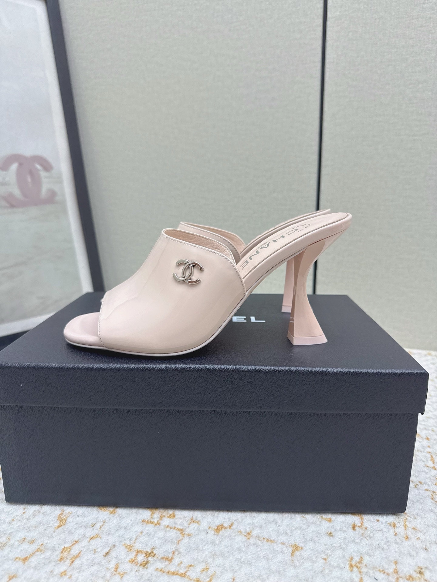 NO:788240,(Higher version) Chane*26ss new spring and summer high-heeled slippers. They are all open-toed high-heeled slippers without heel. They are easy to put on and take off with one foot. The heel is designed with a stiletto heel. It improves the leg line while retaining the casual feel of drag, suitable for daily and light social scenes. The upper is imported cashmere diamond/cow patent leather. The lining is imported sheepskin. The sole is Italian genuine leather. The heel height is 7cm/9cm.  Size35-41 (40.41 size customization is not returnable), high heels and slippers, chanel, high heels, slippers, sheepskin, Leather soles19860909（高版本） Chane*26ss新款春夏新款高跟拖鞋 均为露趾高跟拖无后跟款式 一脚蹬穿脱便捷 鞋跟为细高跟设计 提升腿部线条的同时保留了拖的休闲感,适配日常与轻社交场景  鞋面进口羊绒钻石/牛漆皮 内里进口羊皮 鞋底意大利真皮大底 跟高7cm/9cm Size35-41码（40.41码定制不退换）,高跟鞋拖鞋,chanel,high heels,slippers,sheepskin,Leather soles,Women's Shoes