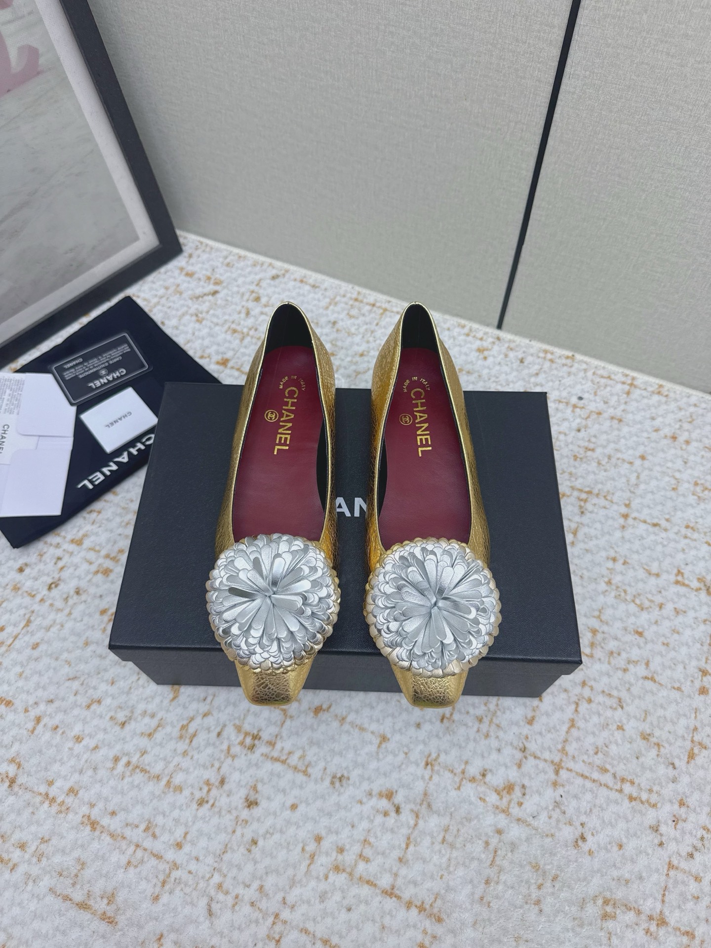 NO:788237,(Higher version) Chanel 26ss Chanel classic camellia flats, sandals, single shoes, reproduction of classic lambskin, incredibly gentle to the touch. The three-dimensional camellia on the upper is Chanel’s everlasting elegance code. The extremely deep black is the confidence that will never go out of style. It makes you look 2.8 meters tall instantly when you put it on, but it is unexpectedly light and comfortable. You can walk around all day without any pressure. Commuting, dating, afternoon tea, it can always fit in perfectly. Complete package  The upper is original imported sheepskin, the lining is imported water-dyed sheepskin, the sole is Italian genuine leather, Size35-41 (40-41 custom-made, non-returnable), sandals, chanel, chanel, sandals, flats, sheepskin19860909（高版本） Chanel 26ss款香奈儿经典山茶花平底鞋 凉鞋 单鞋 再现 经典小羊皮 触感温柔得不像话 鞋面那朵立体山茶花 是 Chanel永不褪色的优雅密码 极致深邃的黑 是永不过时的底气 穿上瞬间气场两米八 却意外地轻盈舒适 暴走一整天也毫无压力 通勤 约会 下午茶 它总能完美融入 全套包装 鞋面原版进口羊皮 内里进口水染羊皮 鞋底意大利真皮底 Size35-41（40 41订做不退换）,凉鞋单鞋,chanel,chanel,sandals,flats,sheepskin,Women's Shoes