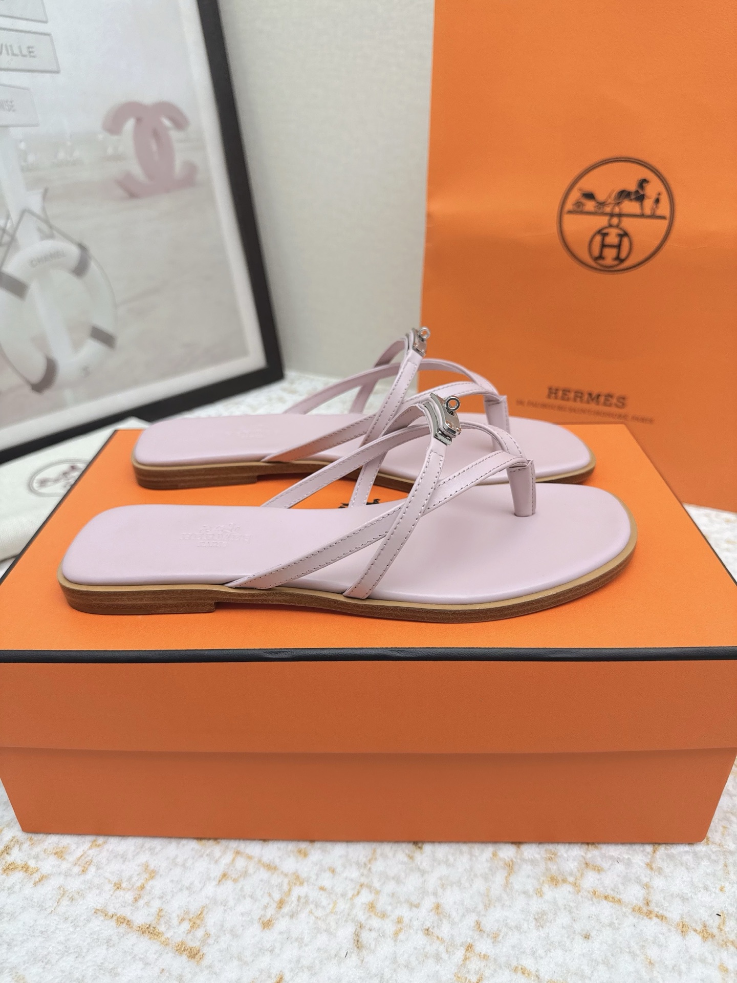 NO:881974,Women's model (top version) H family 2025 autumn and winter new style HERME*S has been extremely popular recently - sandals, paired with various colored socks, very trendy. Imported calfskin upper, imported water-dyed cow lining inside, outsole Tpu non-slip and wear-resistant outsole, size female 34-41 (female 34.40.41 customized, non-returnable, non-replaceable), split-toe shoes, hermes, sandals, cowhide, socks19860909女款（顶级版本） H家 2025秋冬新款 HERME*S最近火到不行的- 凉鞋,搭配各种彩色袜子,潮爆了 鞋面进口小牛皮 内里进口水染牛里 大底Tpu防滑耐磨大底 码数女34-41（女34.40.41定做不退不换）,分趾鞋,hermes,sandals,cowhide,socks,Women's Shoes