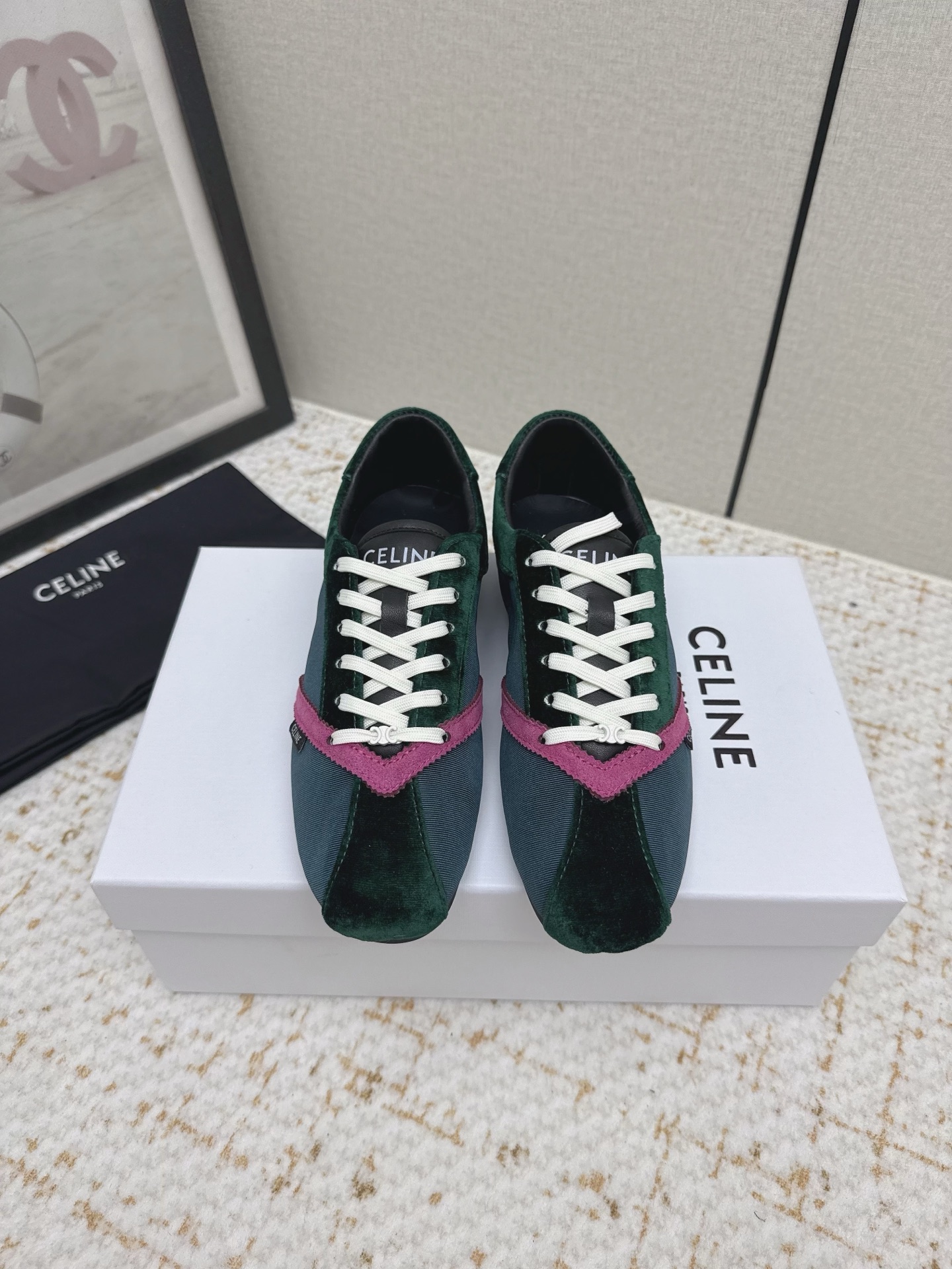 NO:788231,(Higher version) Celine Celine 26 latest Dexun shoes Forrest Gump casual sports shoes This is a pair of shoes full of street feeling, continuing the classic design is very good. This shoe has its own unique design, slim and original, unique, light and very comfortable on the feet. A must-have and versatile model for all seasons. Upper cowl and corduroy and striped cloth. Breathable sheepskin lining on the inside. Original outsole.  size35-40,casual shoes/sports shoes,celine,celine,sneakers,sheepskin19860909（高版本）  Celine 赛琳 26最新 德训鞋阿甘鞋休闲 运动鞋 这是充满街头感的一双鞋子,延续经典设计非常赞 这款鞋有它自己独特的设计,显瘦独出心裁,别具一格,上脚轻便十分舒适 四季必备百搭款 鞋面牛绒拼灯芯绒拼条纹布 内里透气羊皮内里 原版大底 size35-40,休闲鞋/运动鞋,celine,celine,sneakers,sheepskin,Women's Shoes