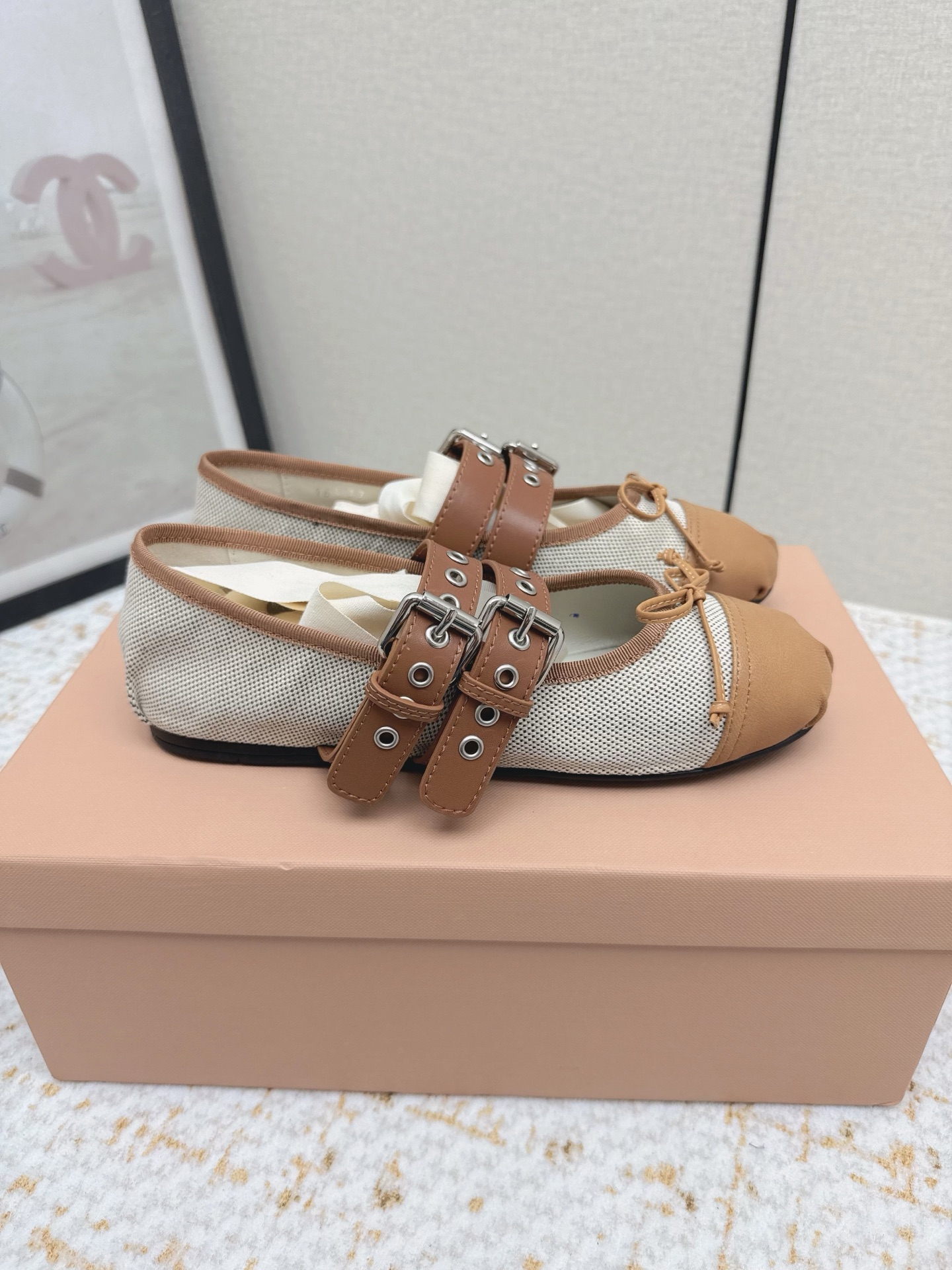 NO:788228,(Higher version) miumiu26 new spring ballet shoes series, Mary Jane Roman bow belt buckle small leather shoes, last-shaped versatile slim foot yyds. The shape is three-dimensional and full, comfortable on the feet, full of aura, the collision of retro leather and bow, it is the lazy feeling of a French girl.  The pleated elastic band design takes into account both comfort and sophistication. The woven Roman style hand-woven craftsmanship is retro and full of texture. The minimalist design is full of details, which is the source of the sense of luxury. The upper is made of cowhide and the lining is sheepskin, and the feet are padded!  Original outsole Size: 35-40, ballet shoes, miumiu, mary jane, cowhide, sheepskin19860909（高版本） miumiu26新春款芭蕾舞鞋系列 玛丽珍罗马蝴蝶结皮带扣小皮鞋 楦型百搭瘦脚yyds.造型立体饱满,上脚舒适 气场十足,复古皮革与蝴蝶结的碰撞,是法式少女的慵懒感. 褶皱松紧带设计,兼顾舒适与精致.编织罗马风手工编织工艺,复古又充满质感.极简的设计却藏着满满的细节,这才是高级感的来源. 鞋面牛皮 羊皮里、垫脚！原版大底 Size: 35-40,芭蕾舞鞋,miumiu,mary jane,cowhide,sheepskin,Women's Shoes