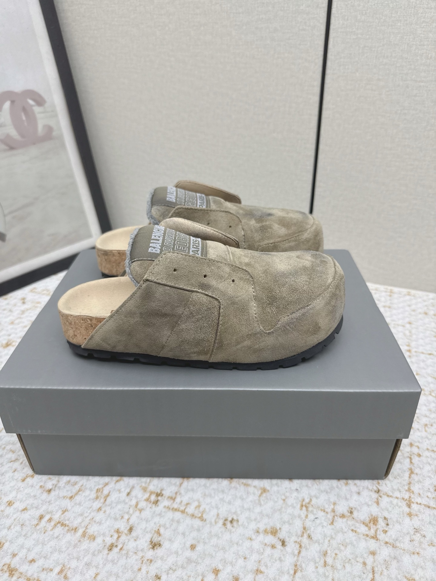 NO:788223,Women Men (high version) Balenciaga Balenciaga Spring 26 Mule Boken Half Slippers Dumbo Mule opens up the retro lazy style Couple style 2026 spring series non-catwalk 'Dumbo Mule' Mule shoes are officially unveiled, seizing the trend with unique design!  The gender-neutral series covers mules and short boots, made of distressed suede, with multiple colors and multiple grids. The round toe + oversized tongue has a retro and relaxed feel, the embroidered label on the tongue hides brand genes, and the cork insole is superimposed with a comfortable buff. It is full of fashion and practicality. 35-45 sizes, half drag, balenciaga, balenciaga, boots, slippers19860909女 男（高版本）  Balenciaga 巴黎世家 26春 穆勒博肯半拖鞋 Dumbo Mule开启复古慵懒风 情侣款 2026春季系列非走秀款「Dumbo Mule」穆勒鞋正式亮相,凭独特设计抢占潮流视野! 波无性别系列涵盖穆勒鞋与短靴,用做旧绒面革打造,多色适配多格.圆形鞋头+超大鞋舌自带复古松弛感,鞋舌刺绣标签暗藏品牌基因,软木鞋垫叠加舒适buff,时髦与实穿性拉满.35-45码,半拖,balenciaga,balenciaga,boots,slippers,Women's Shoes