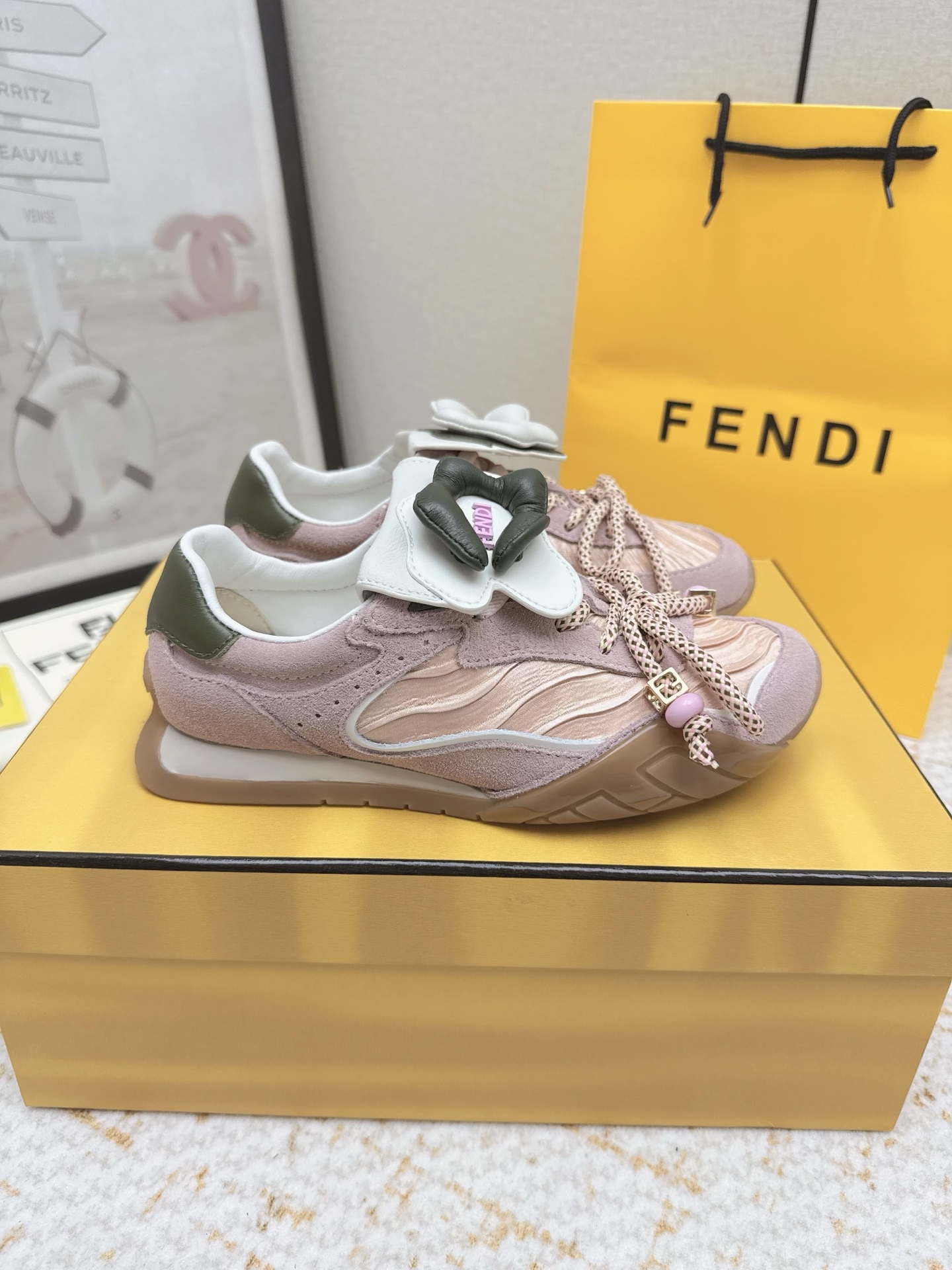 NO:788226,(Higher version) FENDI Fendi catwalk models, Delfina casual shoes, exclusive top source!  The ceiling in the single product is full of high-end feeling. Whether it is paired with a skirt or trousers, it exudes a high-end and elegant temperament!  Invincible texture. The upper is made of FF metal letters, sheepskin feet and lining, and the shoe straps are decorated with FF letter buckles (good news for lazy people, you can directly remove this buckle when putting on and taking off the shoes without having to buckle the shoe buckle), complete package size: 35-40, casual shoes/sports shoes, fendi, fendi, sneakers, skirts, sheepskin19860909（高版本） FENDI芬迪走秀款,Delfina休闲鞋,独家顶级货源！ 单品中的天花板,高级感满满,无论搭裙子还是裤装都透露出高级、大气的气质！无敌质感 鞋面选用FF金属字母,羊皮垫脚和内里,鞋绊带饰有FF字母扣（懒人福音,穿脱可以直接卸下这个扣子不用扣鞋绊扣眼）,全套包装 码数size: 35-40,休闲鞋/运动鞋,fendi,fendi,sneakers,skirts,sheepskin,Women's Shoes