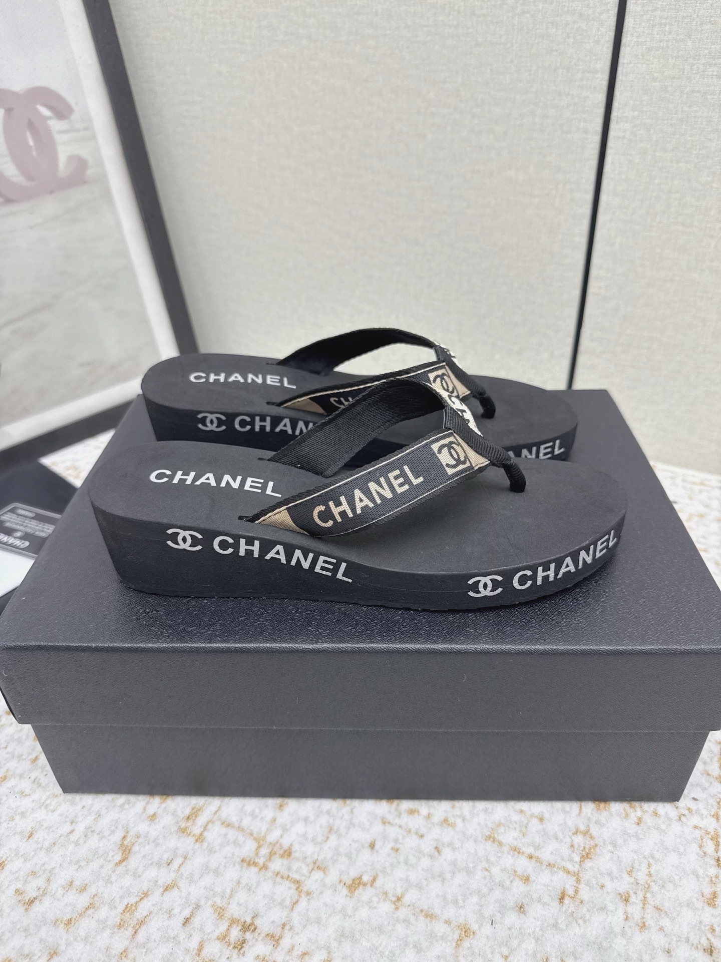 NO:788245,Fabric and leather Chanel* Chanel F036 Xiaoxiang 2026ss new summer flip-flops beach slippers 2026 summer hot style irresistibly cute!  A pair of slippers, one summer, little jioya looks inexplicably cute!  Casual and natural, yet highlighting the brand's characteristics, full of high-end sense... Fabric original custom cowhide sole original molded outsole Size: 35-39 (40.41.42 custom-made non-returnable), split-toe shoes, chanel, chanel, slippers, cowhide19860909布面皮面 Chanel*香奈儿F036 小香2026ss夏季新款人字拖夹脚沙滩拖鞋 2026夏季爆款无法抗拒的可爱！ 一双拖鞋 一个夏天 穿上小jio丫莫名的可爱 ！随性自然,又彰显品牌特色,满满的高级感... 面料原版定制牛皮 鞋底原版开模大底 Size:35-39（40.41.42订做不退换）,分趾鞋,chanel,chanel,slippers,cowhide,Women's Shoes