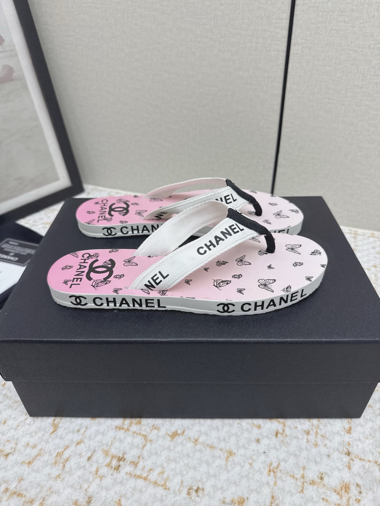 NO:788248,Fabric and leather Chanel* Chanel F036 Xiaoxiang 2026ss new summer flip-flops beach slippers 2026 summer hot style irresistibly cute!  A pair of slippers, one summer, little jioya looks inexplicably cute!  Casual and natural, yet highlighting the brand's characteristics, full of high-end sense... Fabric original custom cowhide sole original molded outsole Size: 35-39 (40.41.42 custom-made non-returnable), split-toe shoes, chanel, chanel, slippers, cowhide19860909布面皮面  Chanel*香奈儿F036 小香2026ss夏季新款人字拖夹脚沙滩拖鞋 2026夏季爆款无法抗拒的可爱！ 一双拖鞋 一个夏天 穿上小jio丫莫名的可爱 ！随性自然,又彰显品牌特色,满满的高级感... 面料原版定制牛皮 鞋底原版开模大底 Size:35-39（40.41.42订做不退换）,分趾鞋,chanel,chanel,slippers,cowhide,Women's Shoes