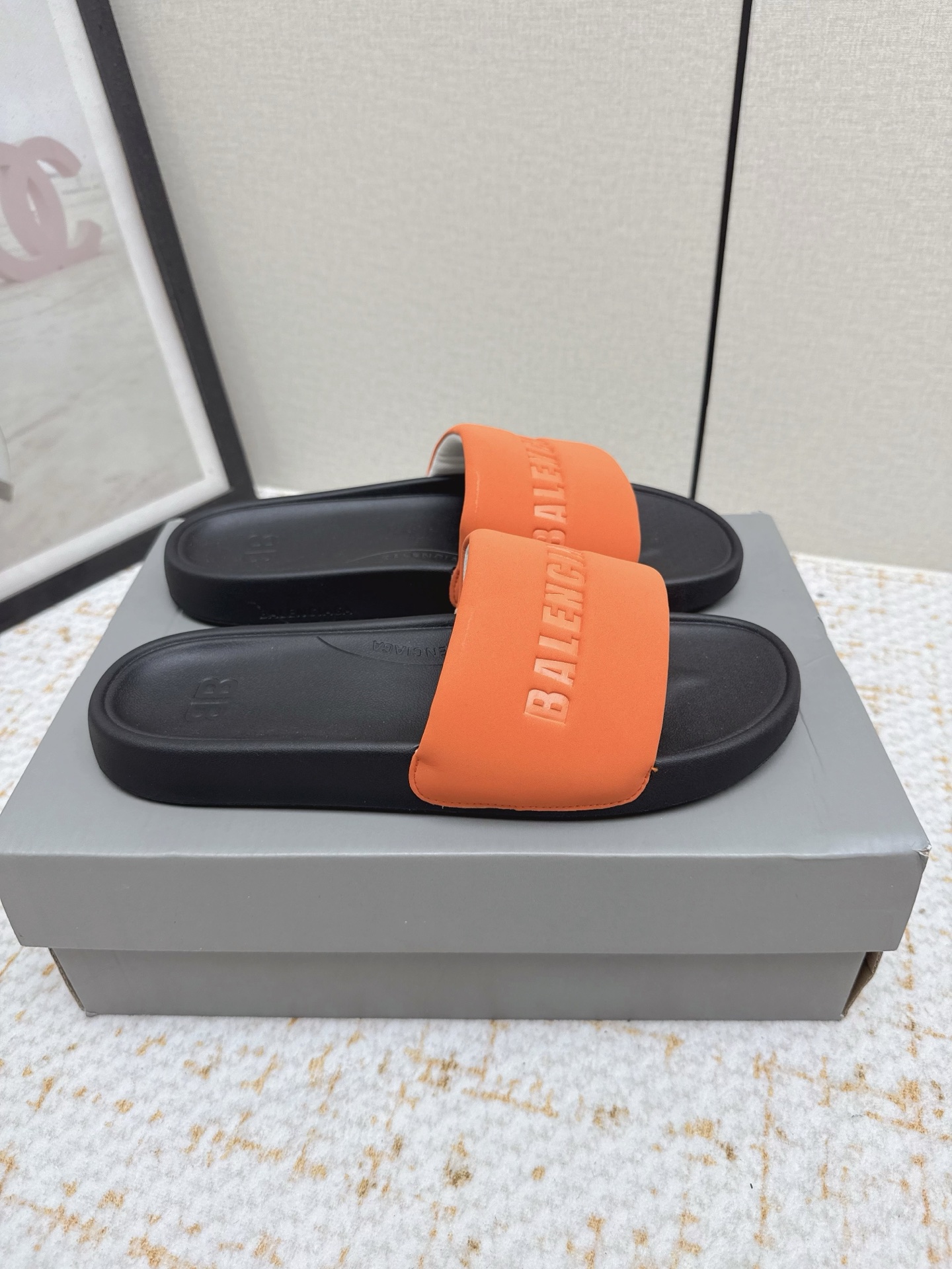 NO:788239,(Higher version) 26s spring and summer new Balenciaga classic letter embossed one-word slippers casual beach thick-soled slippers. Summer dopamine, fashion at your feet!  With a simple silhouette and three-dimensional embossed logo, each pair has a high-end feel that can be worn throughout the summer!  The three-dimensional embossed logo BALENCIAGA letters are clear and stylish, low-key and unobtrusive, and are highly recognizable. The soft elastic thick sole design feels like stepping on the clouds. It can be worn for a long time without getting tired and can quietly increase your height. It modifies the shape of the legs and makes them look slimmer. The joy of kicking is irresistible to both lazy people and fashionistas!  Customized waterproof nubuck leather/wool upper, molded rubber outsole, size 35-39 (40.41.42 customized, non-returnable), slippers, balenciaga, balenciaga, slippers19860909（高版本） 26s春夏新款Balenciaga巴黎世家经典字母压印一字拖鞋休闲沙滩厚底拖鞋 夏日多巴胺,把时髦踩在脚下！简约廓形+立体压印logo,每一双都是行走的高级感,承包你整个夏天的慵懒穿搭！ 立体压印logoBALENCIAGA字母清晰有型,低调不张扬,辨识度拉满 软弹厚底设计踩云感脚感,久穿不累还能悄悄增高,修饰腿型超显瘦 一脚蹬的快乐,懒人党和时髦精都无法拒绝！ 鞋面定制防水磨砂皮/羊毛 鞋底开模橡胶大底 码数35-39（40.41.42定做不退换）,拖鞋,balenciaga,balenciaga,slippers,Women's Shoes