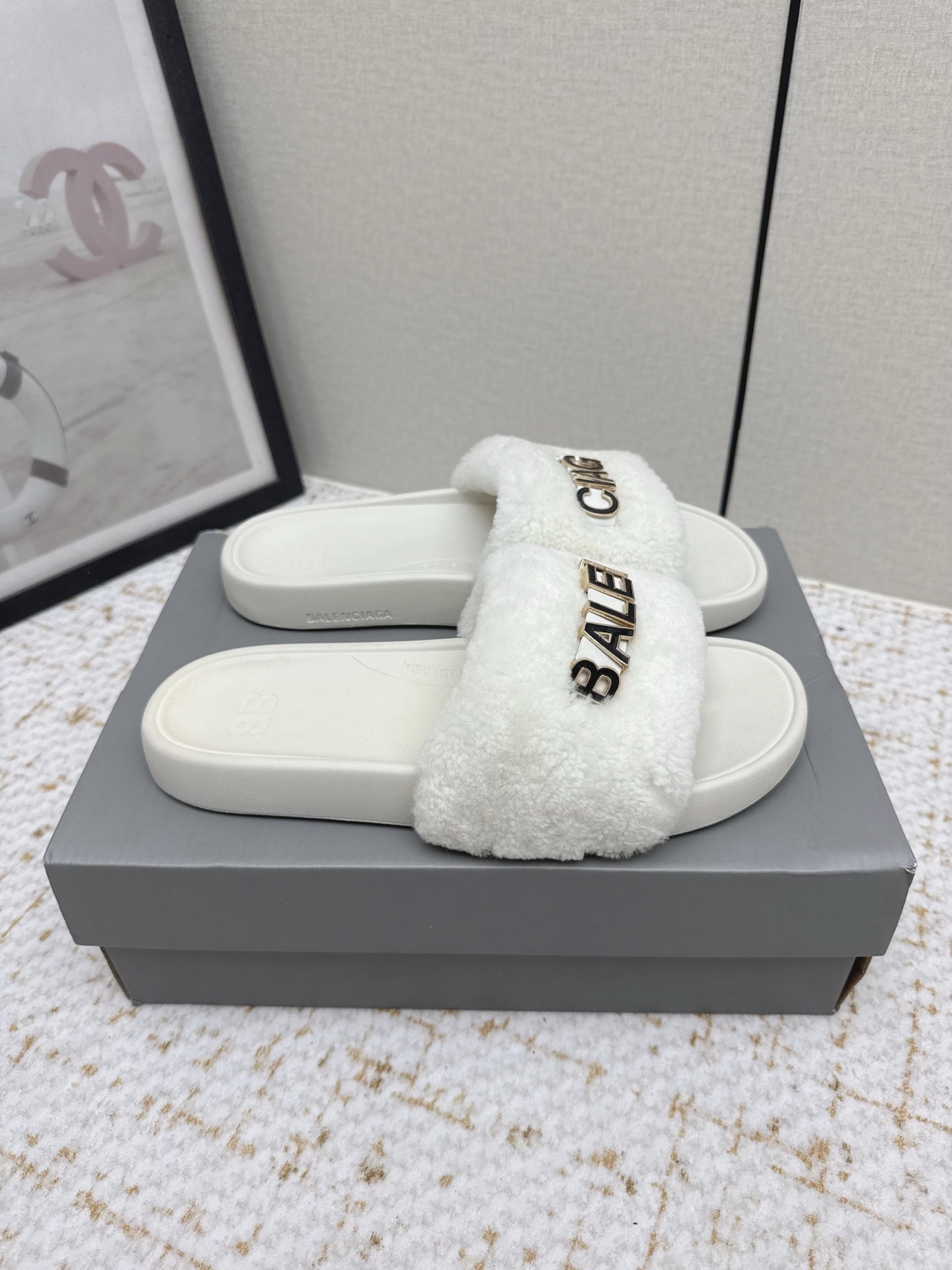 NO:788242,(Higher version) 26s spring and summer new Balenciaga classic letter embossed one-word slippers casual beach thick-soled slippers. Summer dopamine, fashion at your feet!  With a simple silhouette and three-dimensional embossed logo, each pair has a high-end feel that can be worn throughout the summer!  The three-dimensional embossed logo BALENCIAGA letters are clear and stylish, low-key and unobtrusive, and are highly recognizable. The soft elastic thick sole design feels like stepping on the clouds. It can be worn for a long time without getting tired and can quietly increase your height. It modifies the shape of the legs and makes them look slimmer. The joy of kicking is irresistible to both lazy people and fashionistas!  Customized waterproof nubuck leather/wool upper, molded rubber outsole, size 35-39 (40.41.42 customized, non-returnable), slippers, balenciaga, balenciaga, slippers19860909（高版本）  26s春夏新款Balenciaga巴黎世家经典字母压印一字拖鞋休闲沙滩厚底拖鞋 夏日多巴胺,把时髦踩在脚下！简约廓形+立体压印logo,每一双都是行走的高级感,承包你整个夏天的慵懒穿搭！ 立体压印logoBALENCIAGA字母清晰有型,低调不张扬,辨识度拉满 软弹厚底设计踩云感脚感,久穿不累还能悄悄增高,修饰腿型超显瘦 一脚蹬的快乐,懒人党和时髦精都无法拒绝！ 鞋面定制防水磨砂皮/羊毛 鞋底开模橡胶大底 码数35-39（40.41.42定做不退换）,拖鞋,balenciaga,balenciaga,slippers,Women's Shoes