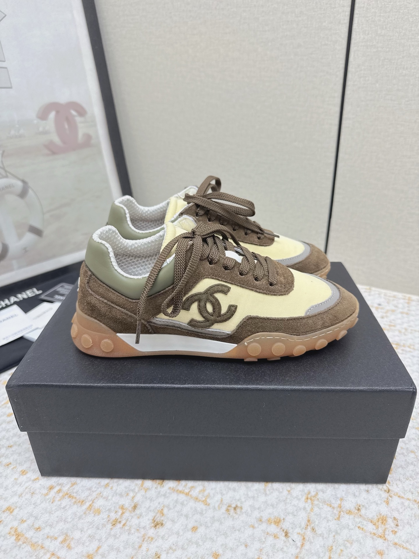 NO:788233,(Higher version) CHANEL Chanel 26S new water chestnut panda shoes casual sports shoes, synchronized with counters, very popular in counters, a shoe that is very difficult to buy, the most popular thick-soled panda shoes on the Internet, classics constantly upgraded, every color is so beautiful, it is easy to imagine that Xiaoxiang control can not miss it, both appearance and comfort are simple and versatile, thick soles are increased, super versatile, close your eyes, whoever wears them will look better. Upper, cowhide and cloth stitching, outsole, original original outsole  Size: 35-40 (41 40 customized, casual shoes/sports shoes, chanel, chanel, sneakers, cowhide19860909（高版本） CHANEL香奈儿26S 新款菱角熊猫鞋休闲运动鞋 专柜同步 专柜非常火爆 非常难买的一款鞋 全网最火的厚底熊猫鞋 经典不断升级 每个色太好看了 可想而知小香控不可错过的 颜值与舒适并存的 简约百搭 豆豆厚底增高超级百搭,闭眼入,谁穿谁好看  鞋面牛皮布面拼接 大底原版大底 码数:35-40（41 40定做,休闲鞋/运动鞋,chanel,chanel,sneakers,cowhide,Women's Shoes